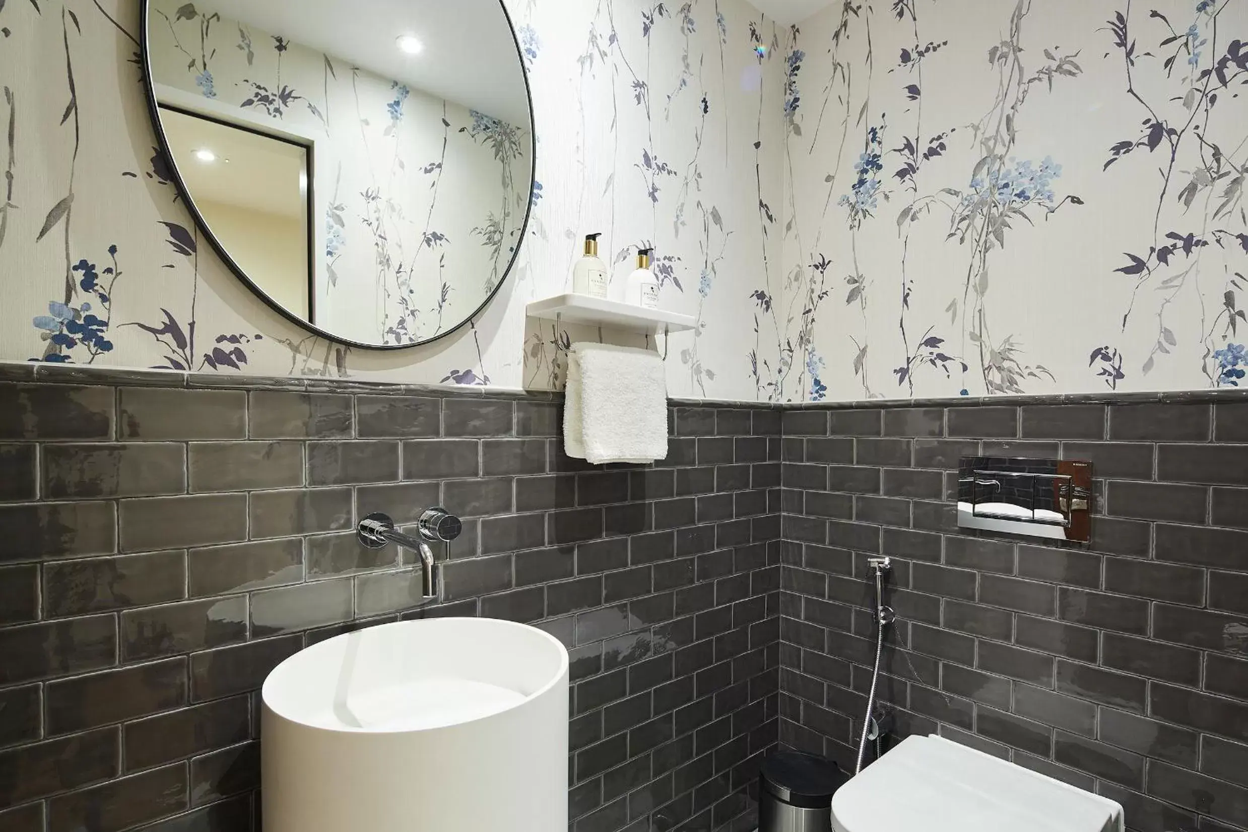 Toilet, Bathroom in Cheval Gloucester Park at Kensington
