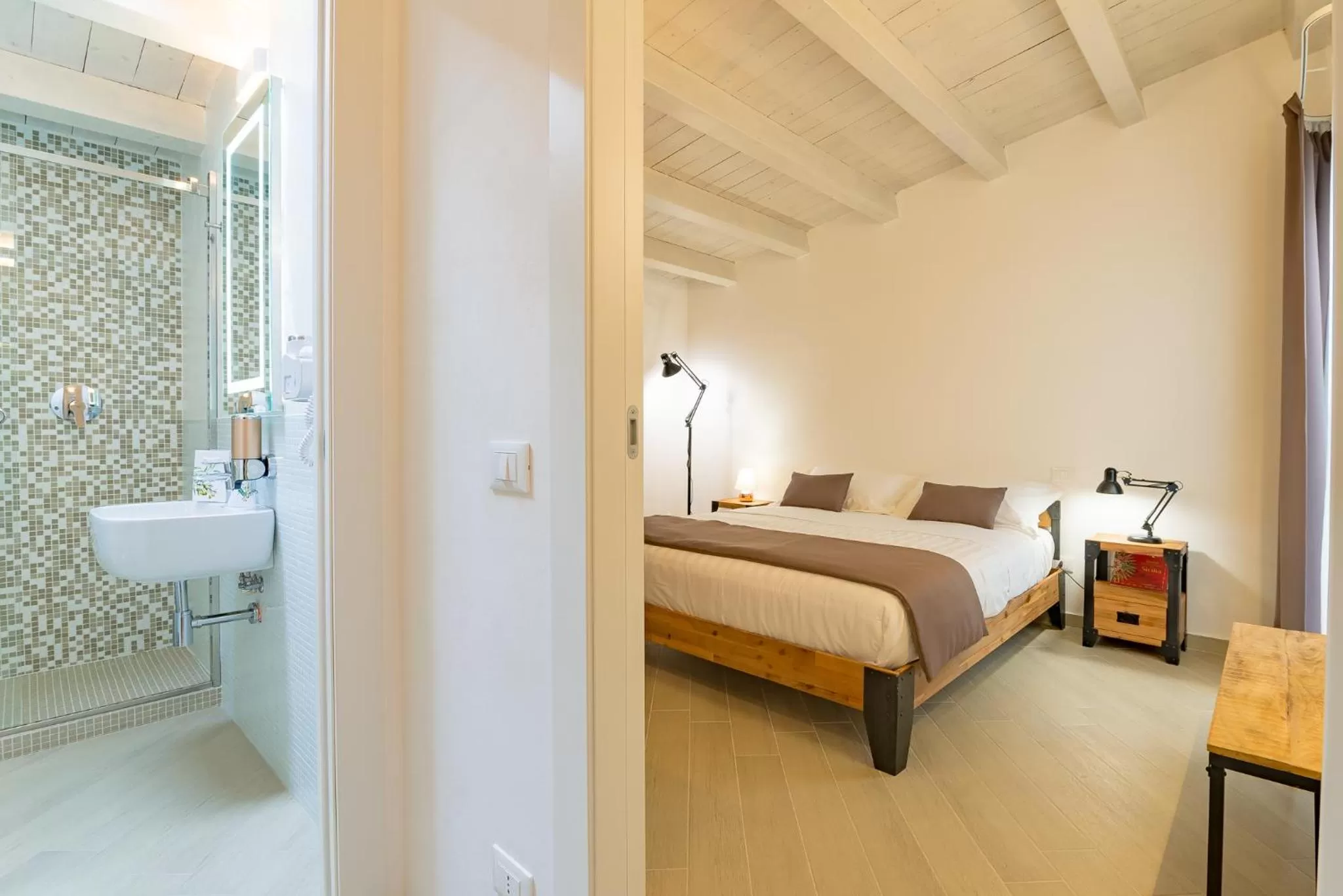 Bathroom, Bed in Le Maestranze Deluxe Rooms