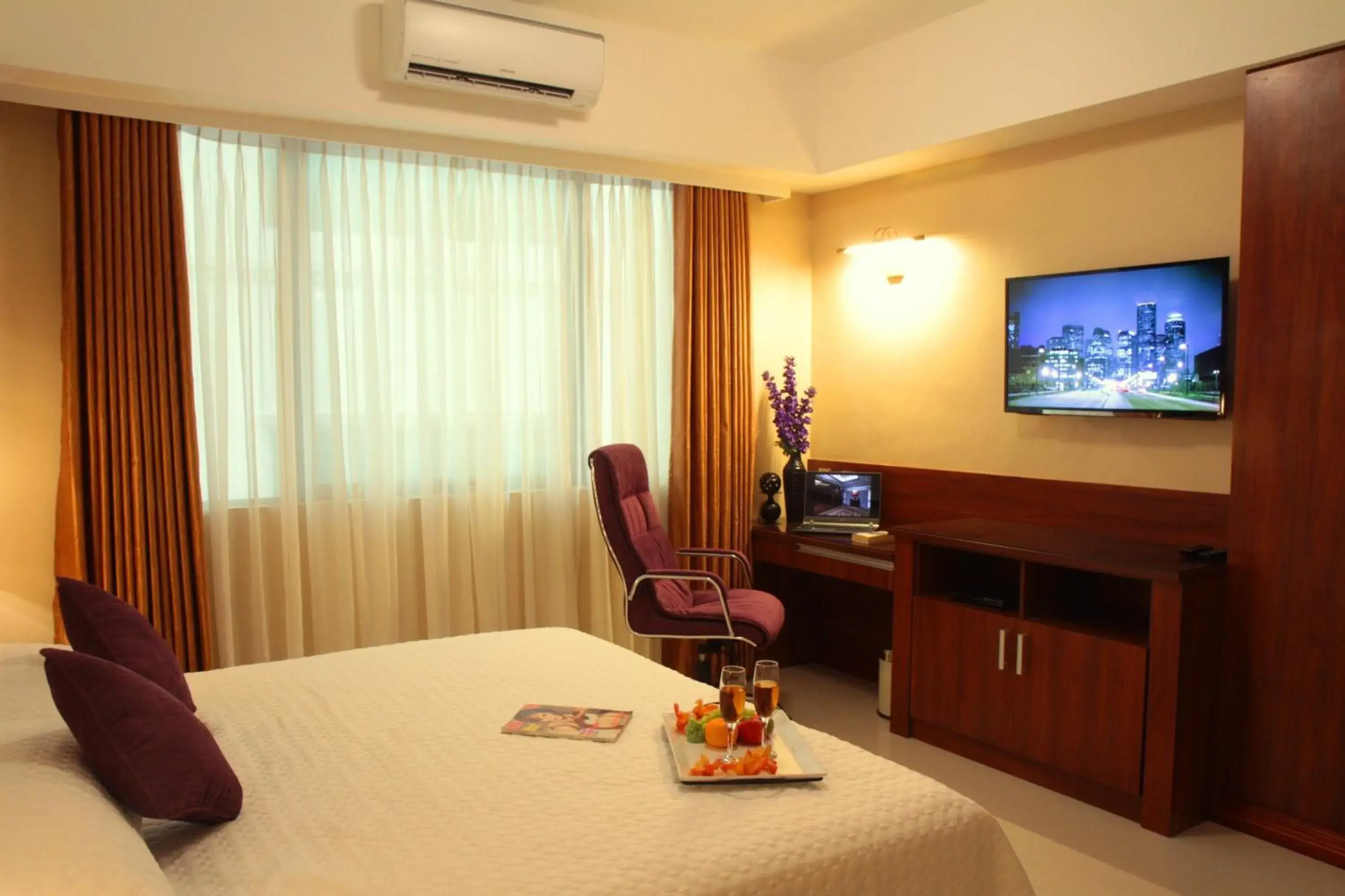 Bedroom, TV/Entertainment Center in Central Park Tower Resort