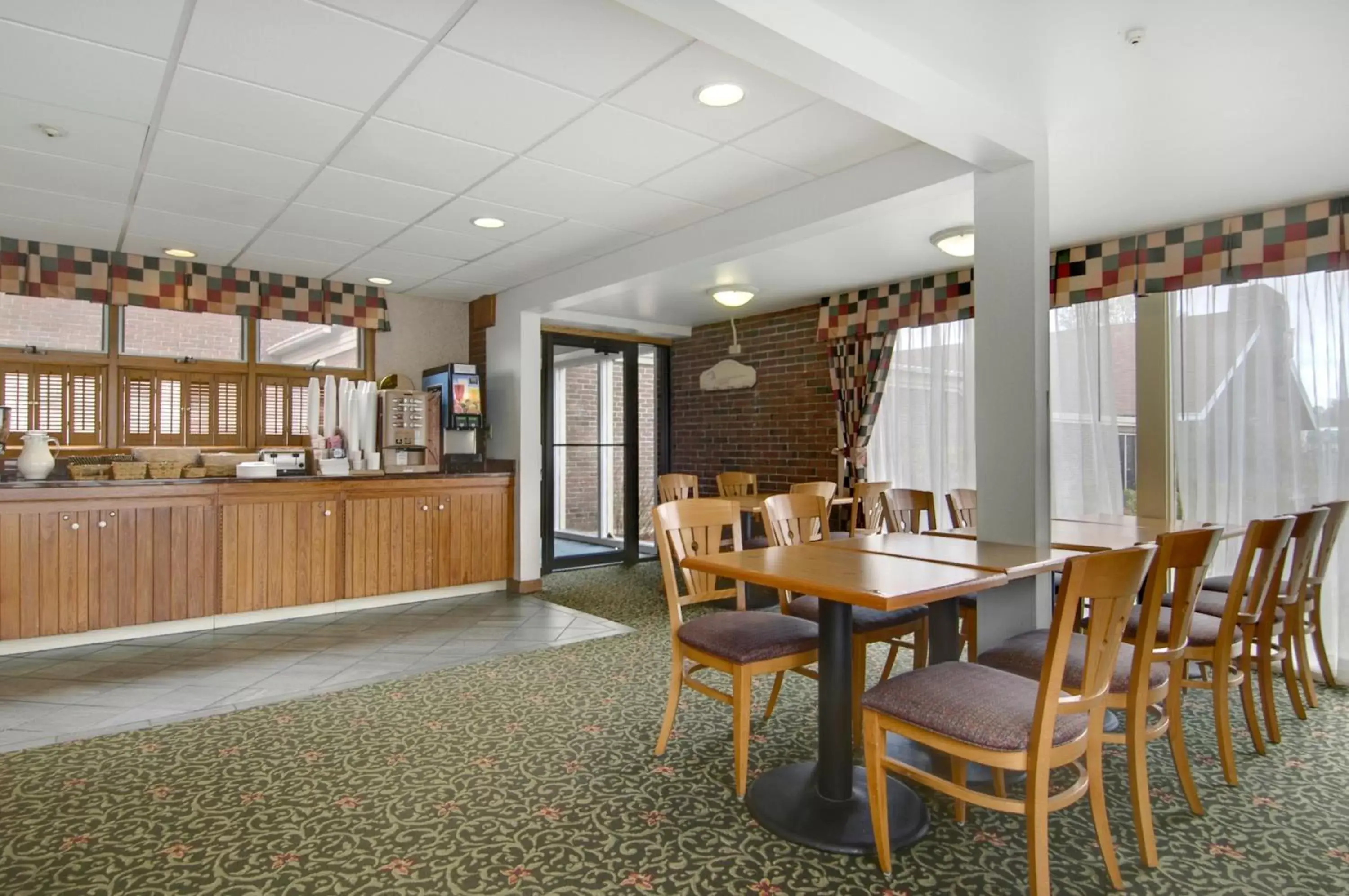 Restaurant/places to eat in Days Inn by Wyndham Rutland/Killington Area