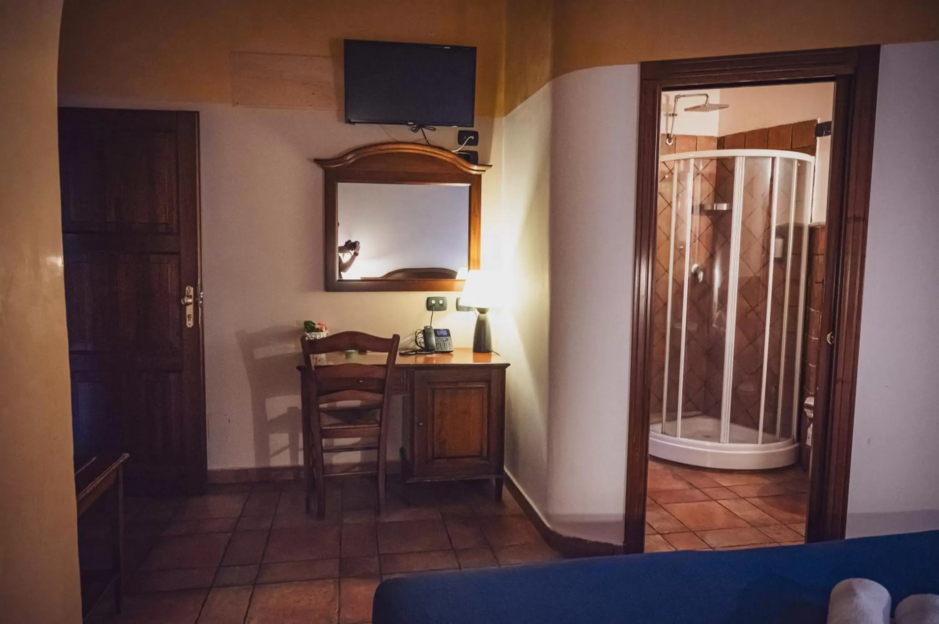 oven, TV/Entertainment Center in La Dimora del Faro