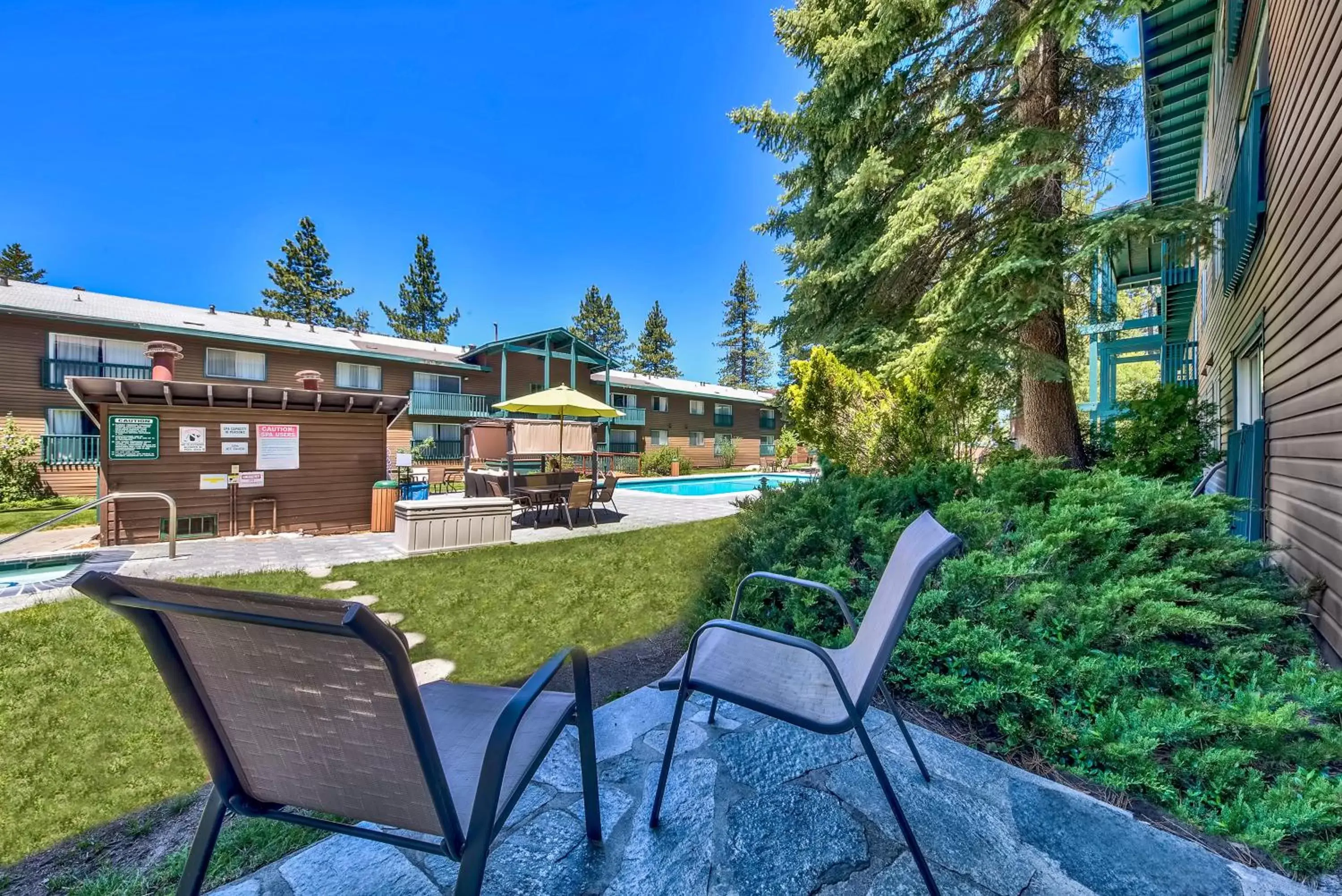 Patio, Property Building in Forest Suites Resort at the Heavenly Village