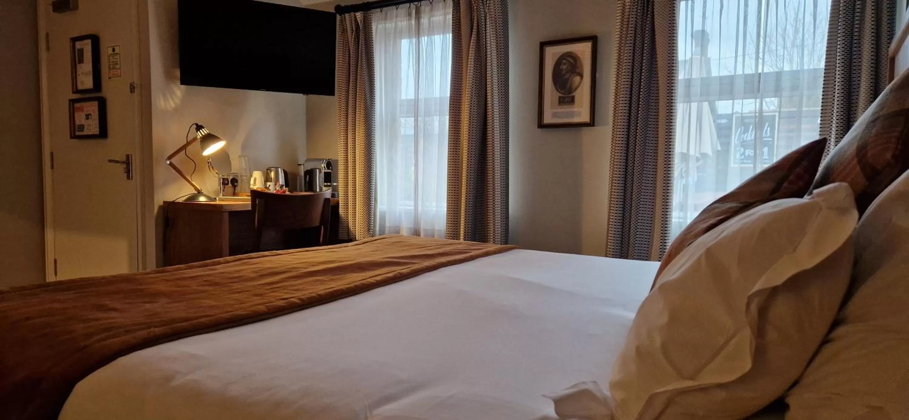 Bed in The Cross-Keys Hotel