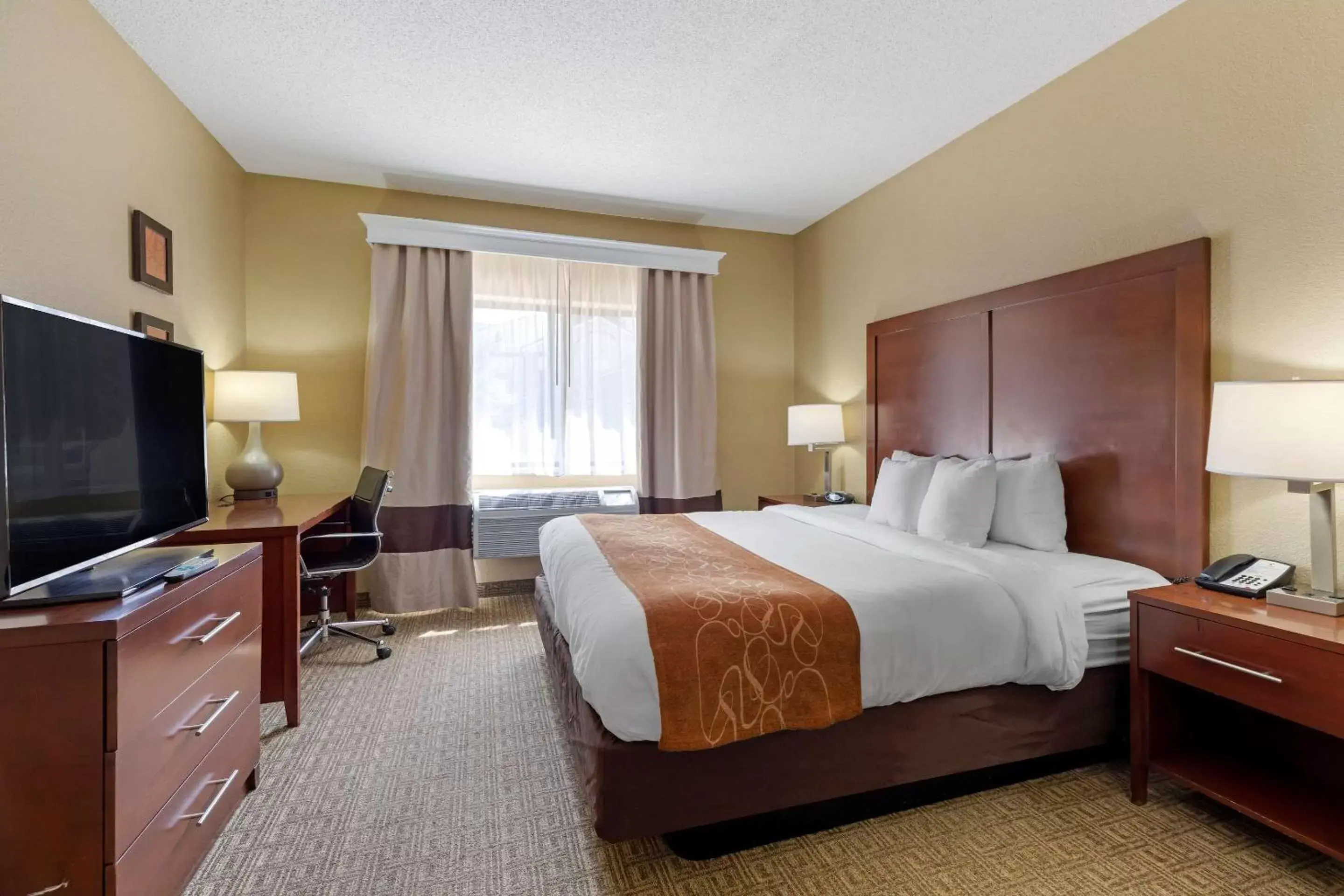 Bedroom, Bed in Comfort Suites Lakewood - Denver