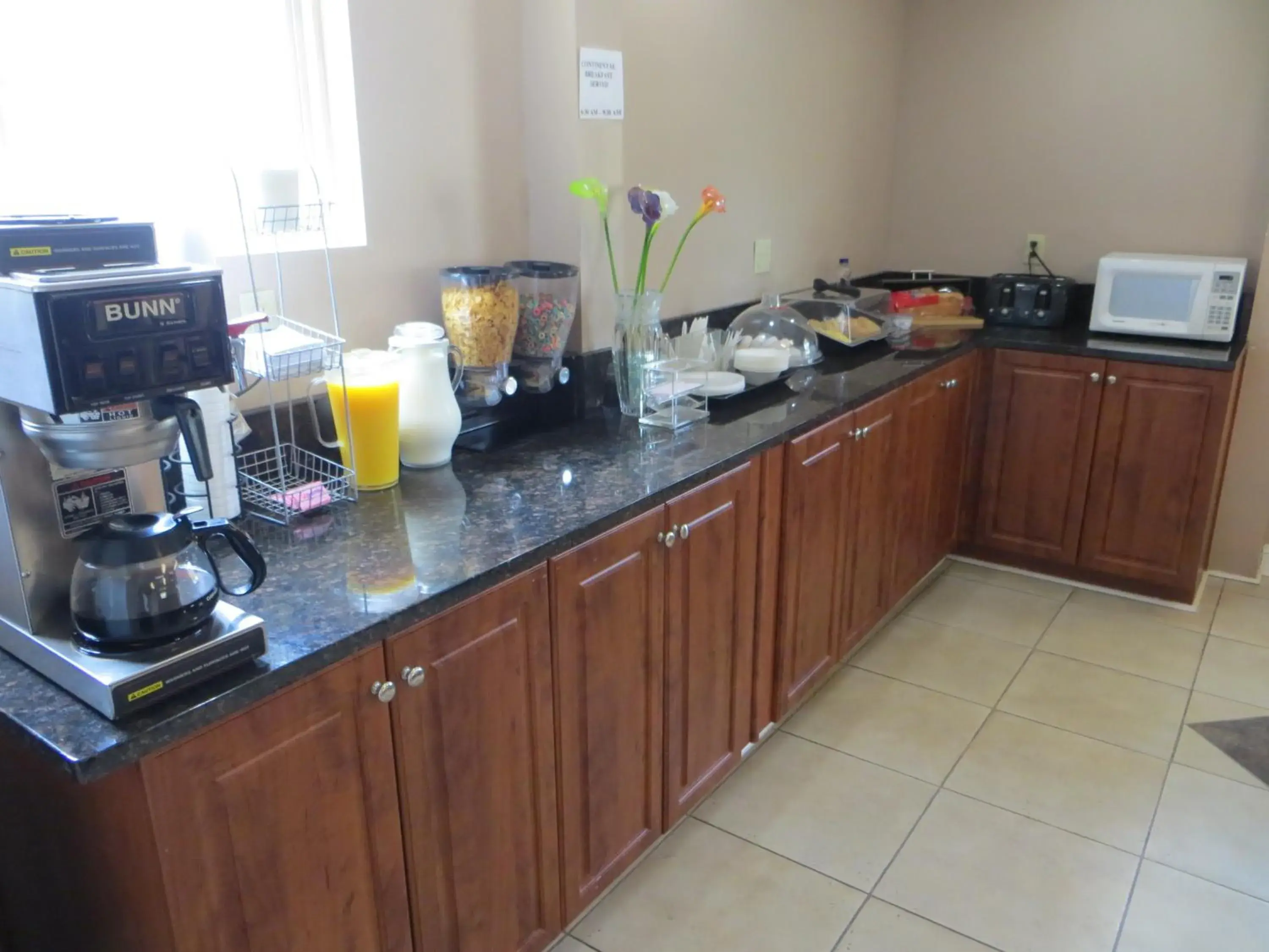 Kitchen/Kitchenette in Americas Best Value Inn Cartersville