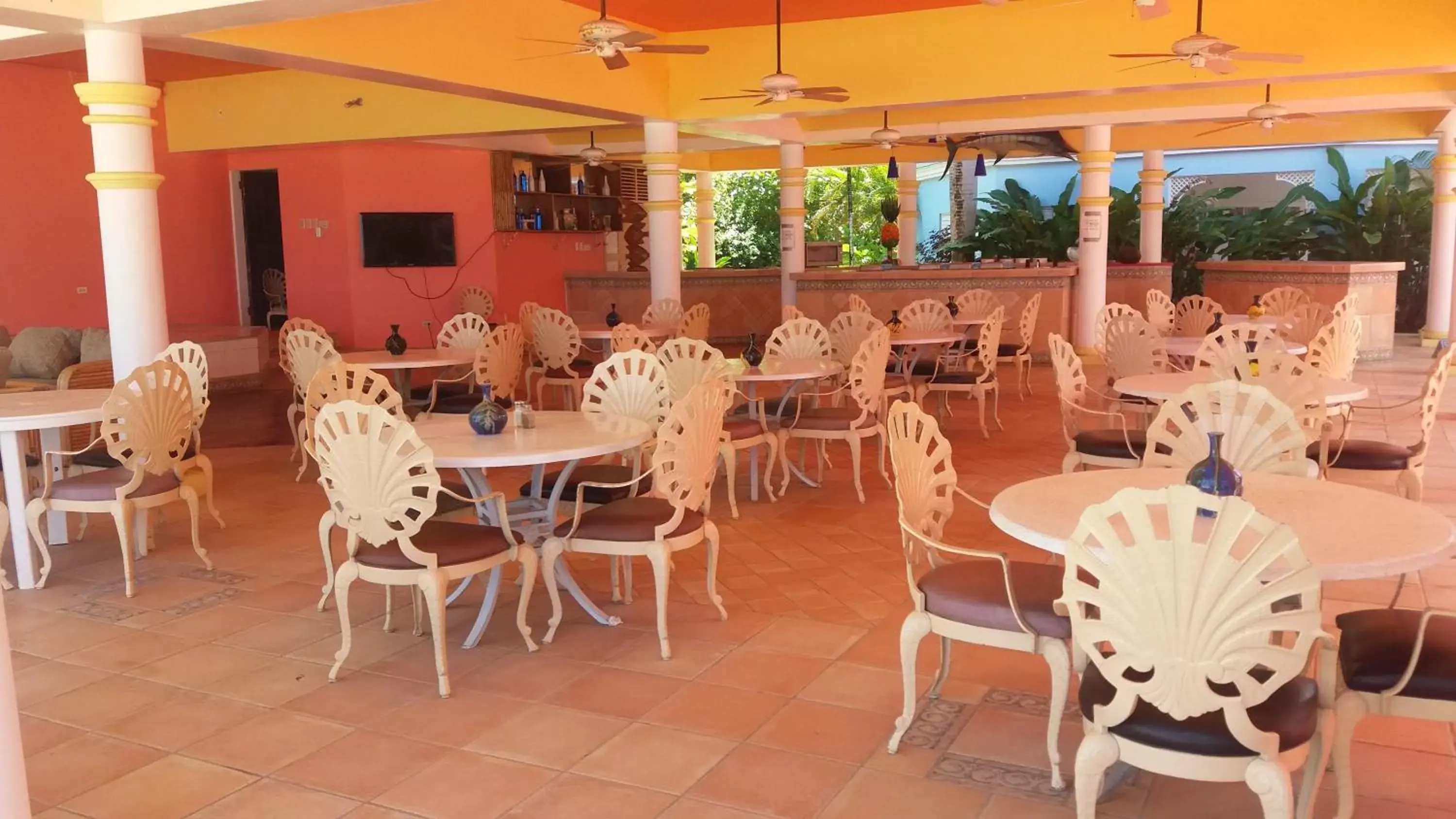 Lounge or bar, Restaurant/Places to Eat in Beachcomber Club Resort