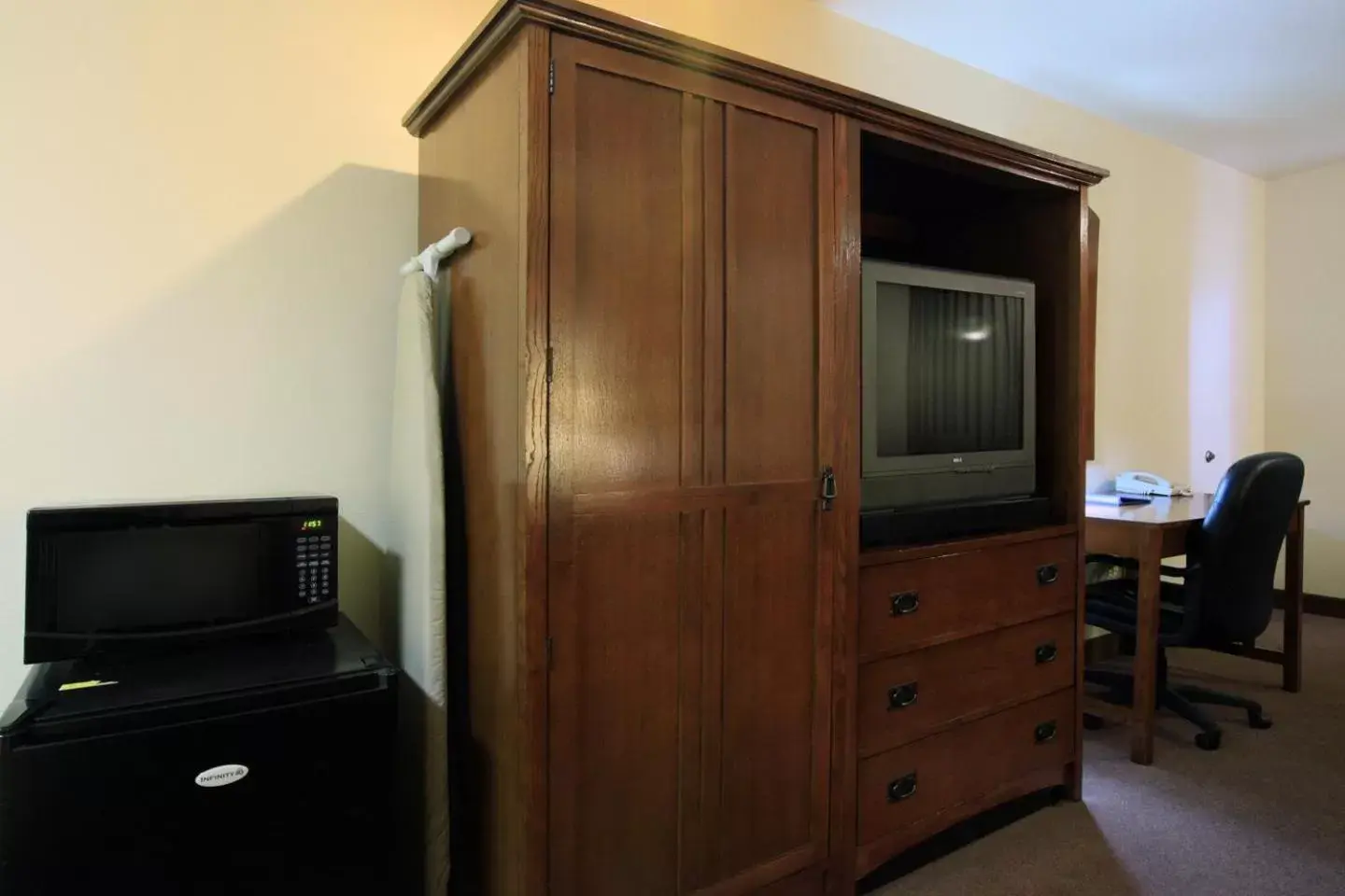 TV/Entertainment Center in Americas Best Value Inn Roosevelt/Ballard