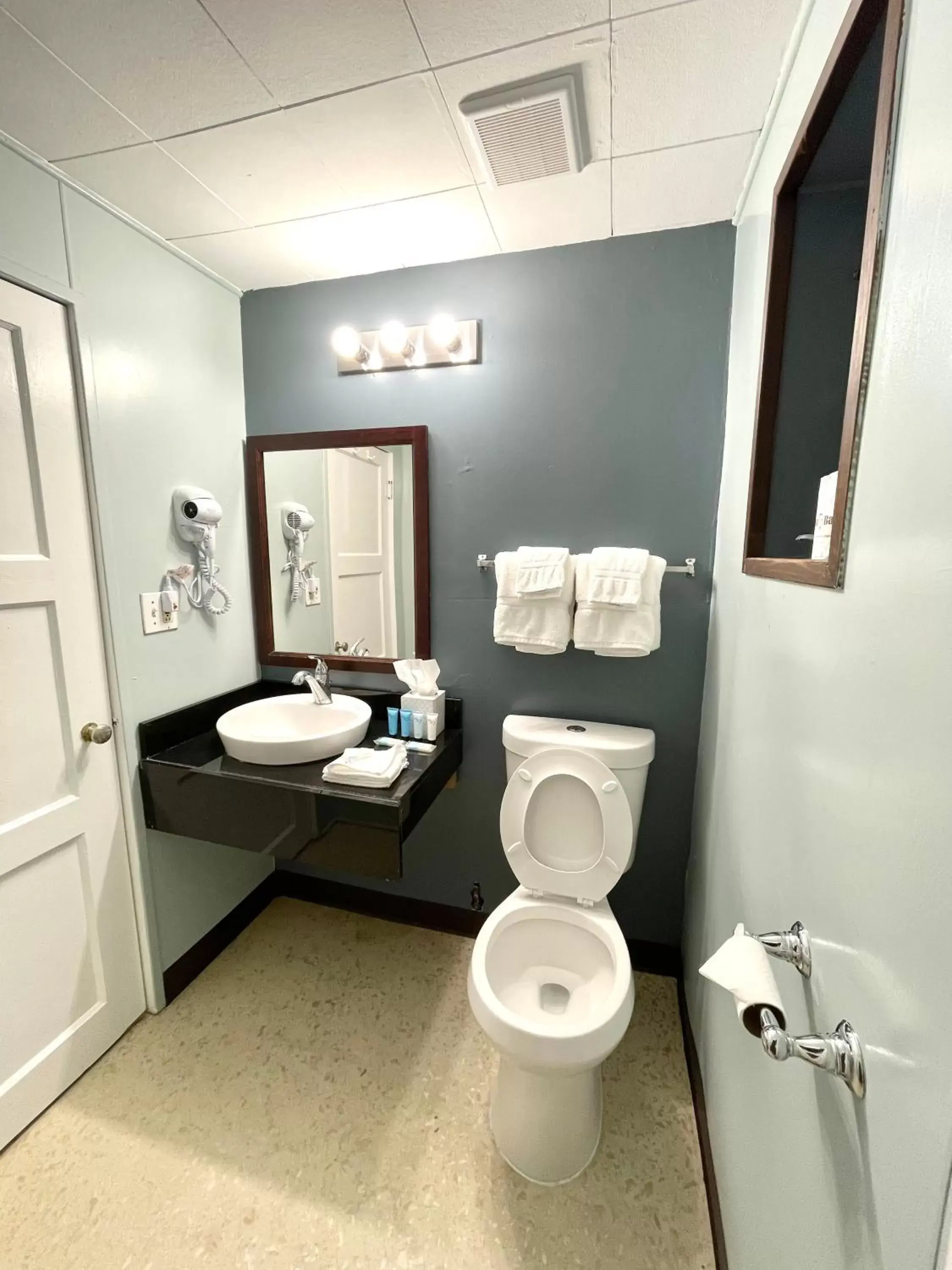 Bathroom in Annie Oakley Motel Oakley