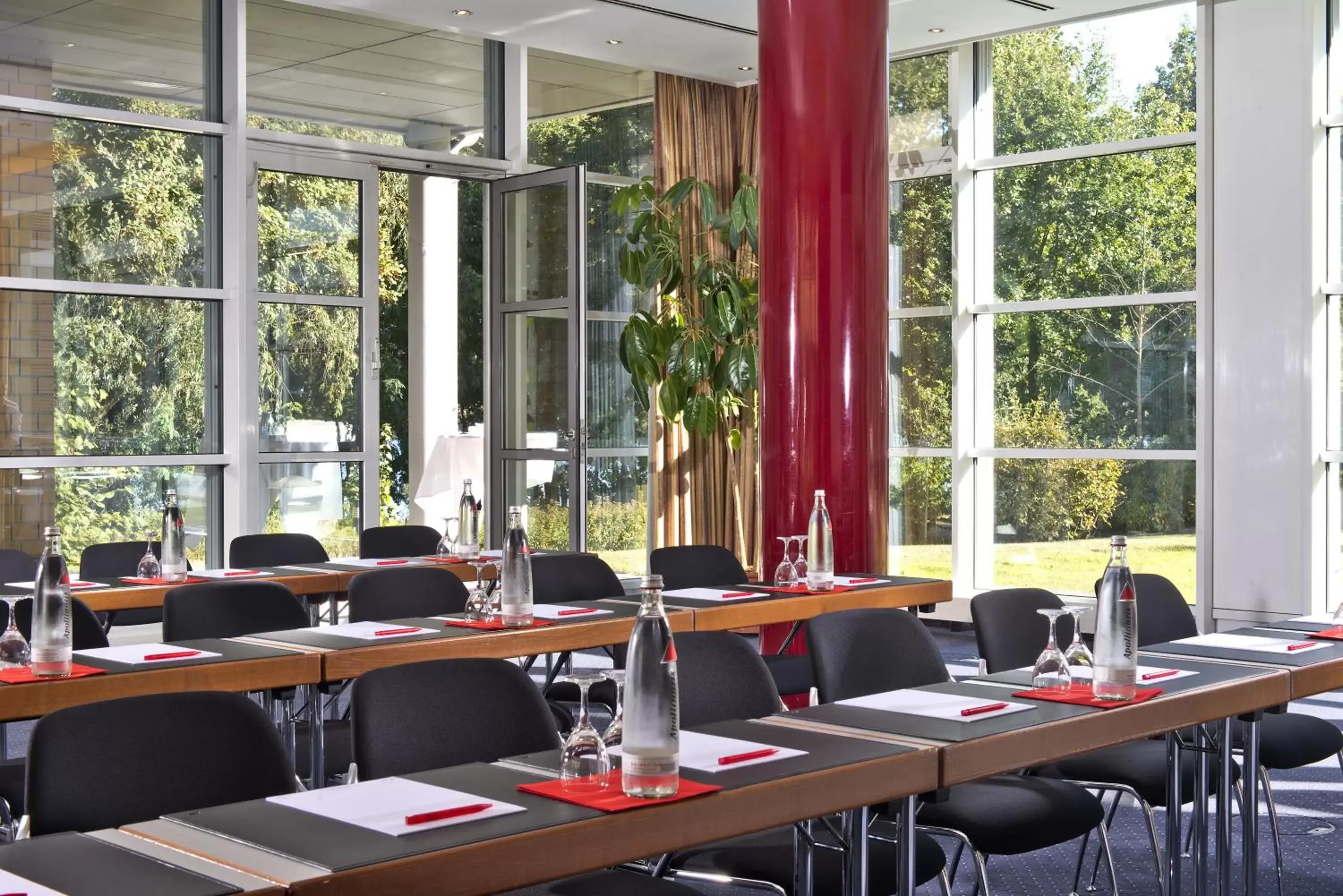 Meeting/conference room, Restaurant/Places to Eat in Seminaris SeeHotel Potsdam