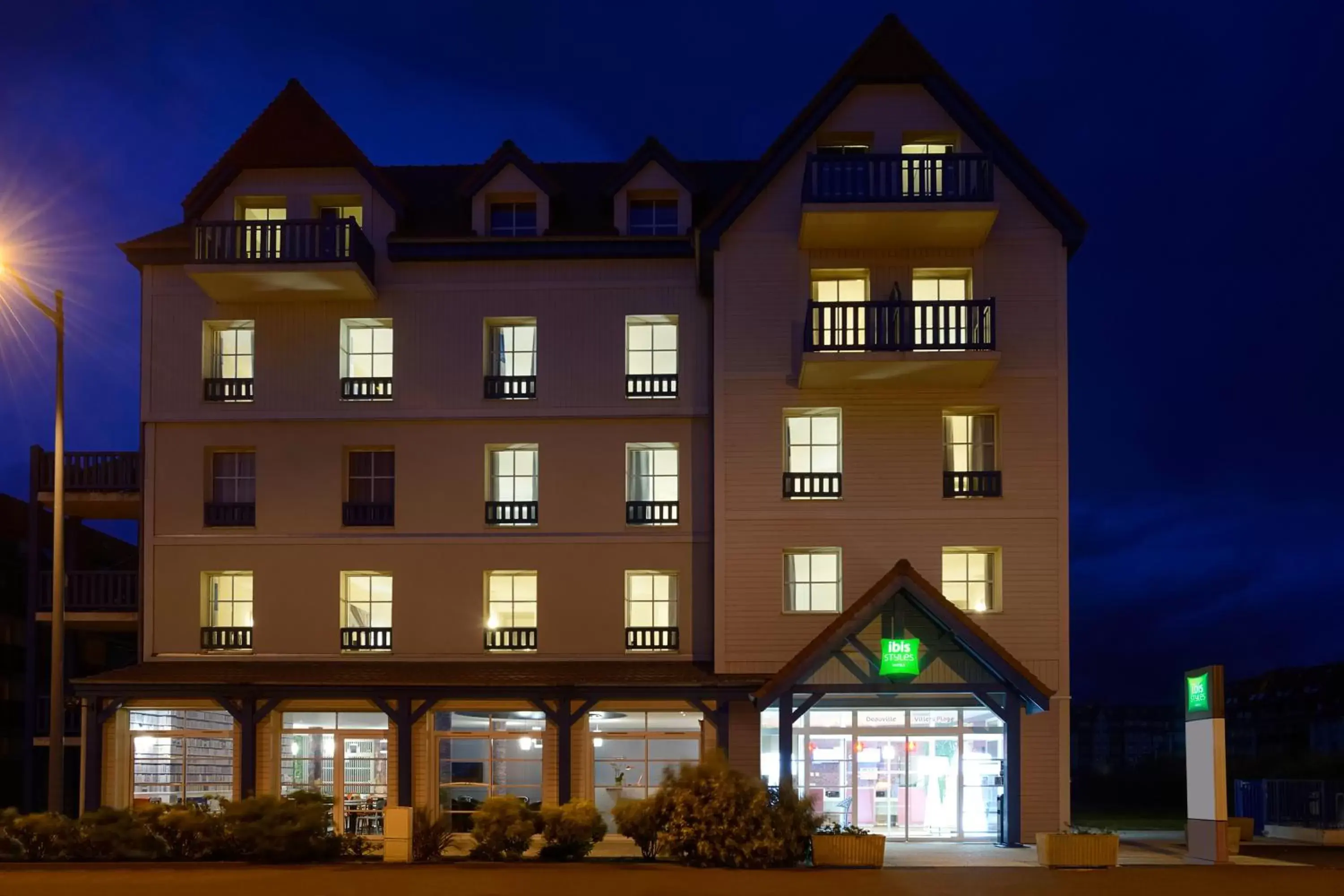 Night, Property Building in ibis Styles Deauville Villers Plage