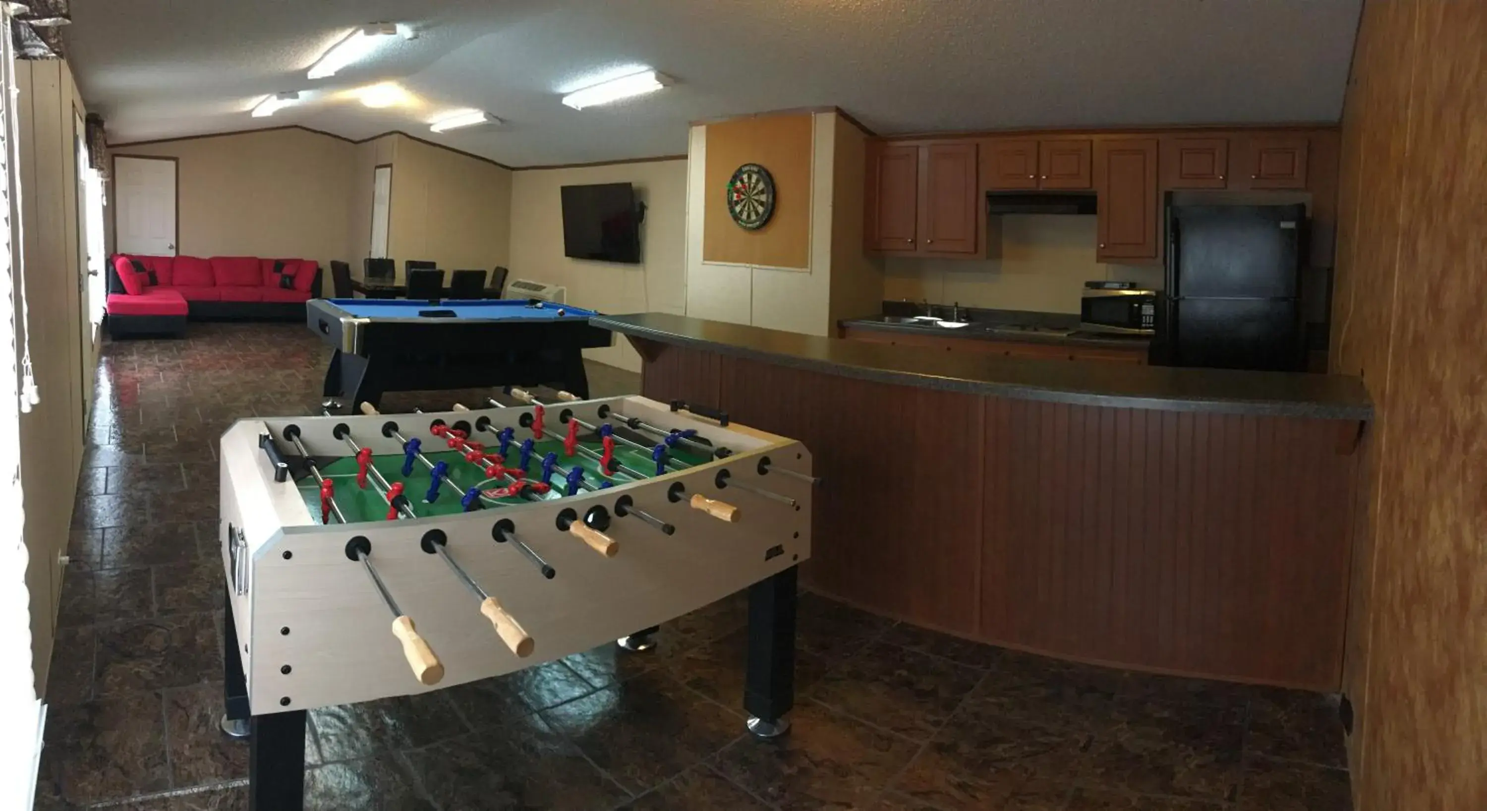 Communal lounge/ TV room in Oasis Lodge