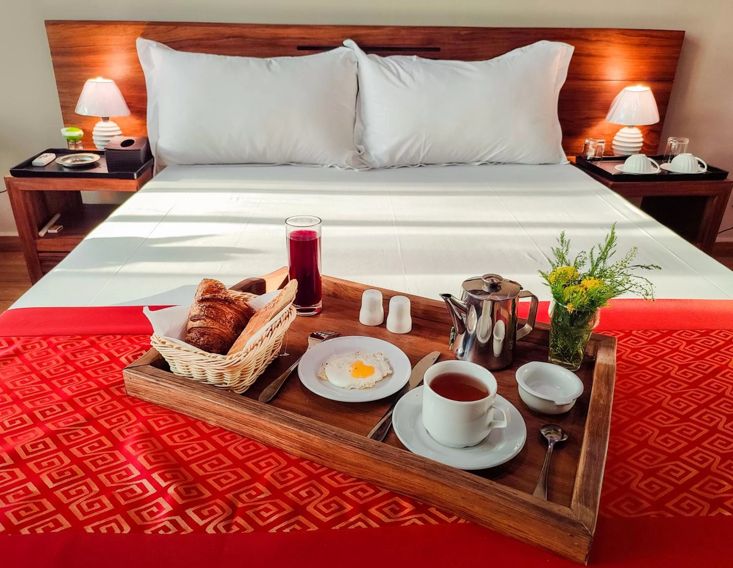 Coffee/tea facilities, Bed in Valiha Hotel Antananarivo