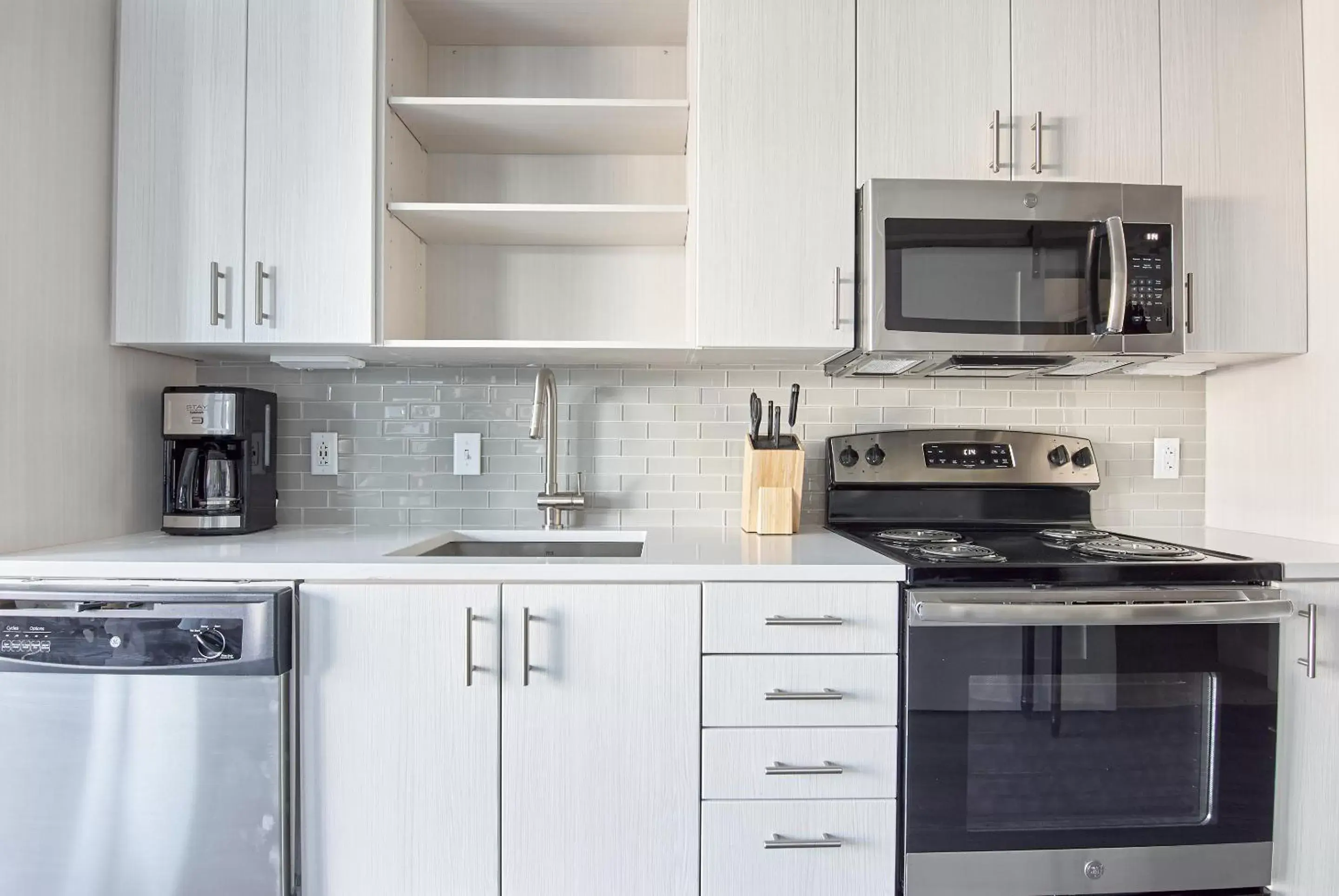 Living room, Kitchen/Kitchenette in Sonder Belcourt