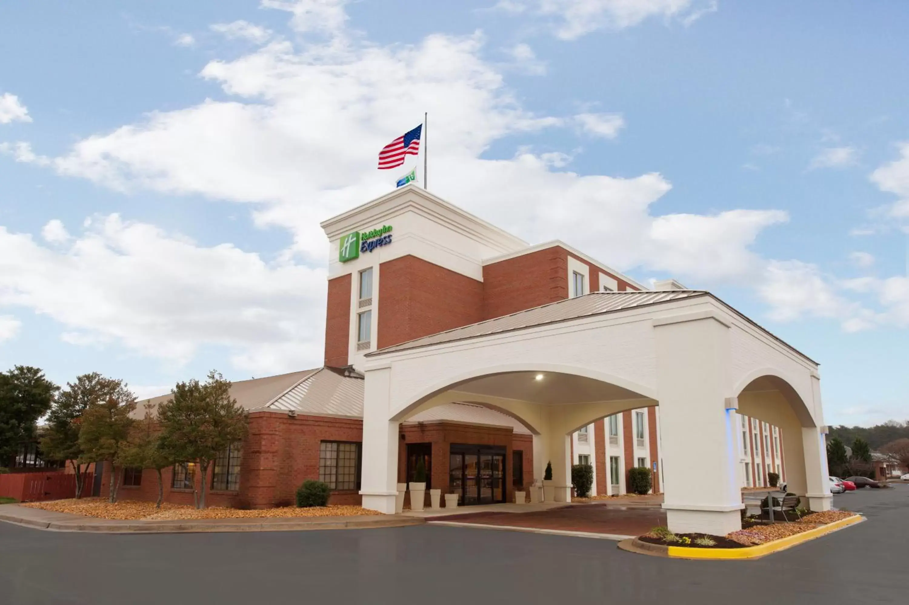 Property Building in Holiday Inn Express Fredericksburg - Southpoint, an IHG Hotel