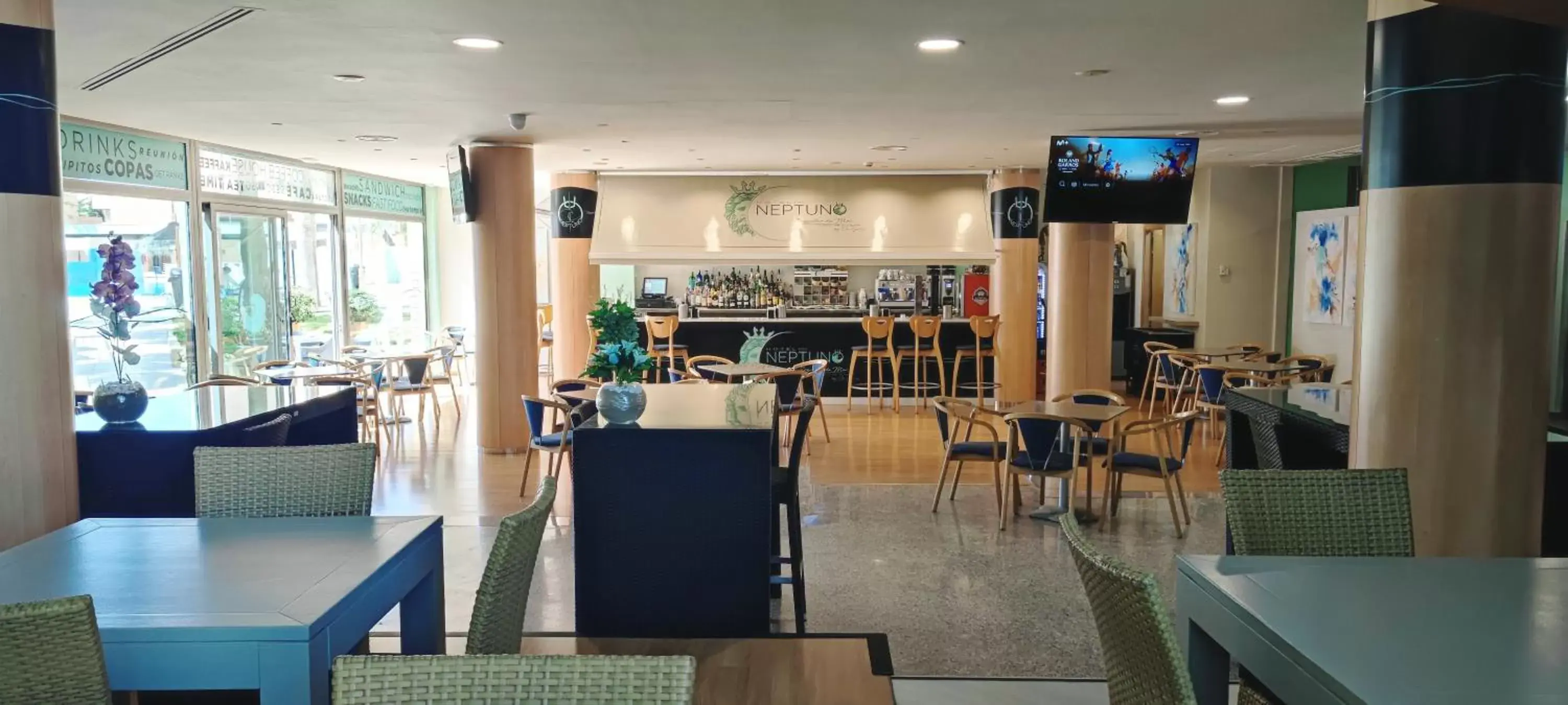 Lounge or bar, Restaurant/Places to Eat in Hotel Neptuno by ON GROUP