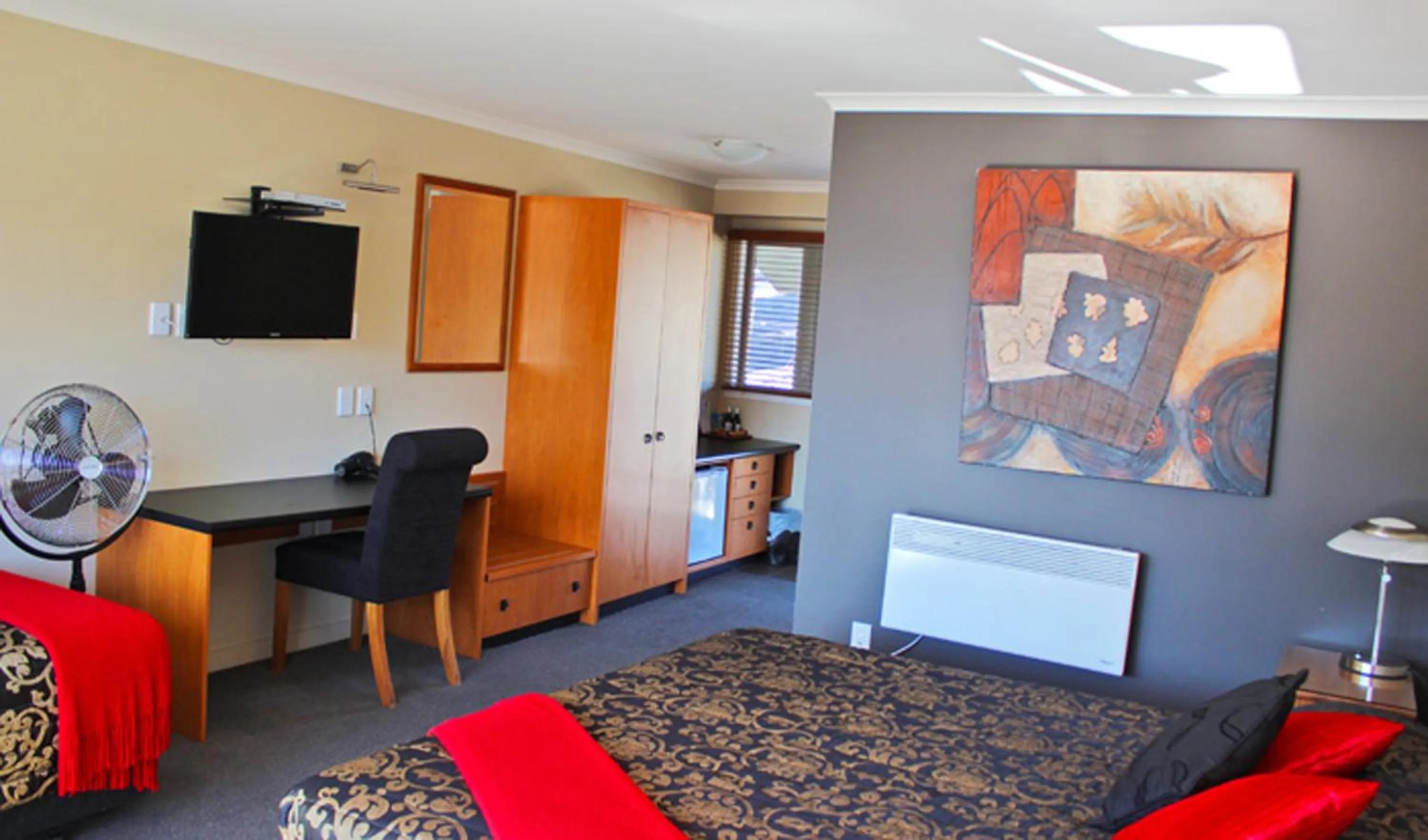 Photo of the whole room in Beachcomber Inn Picton