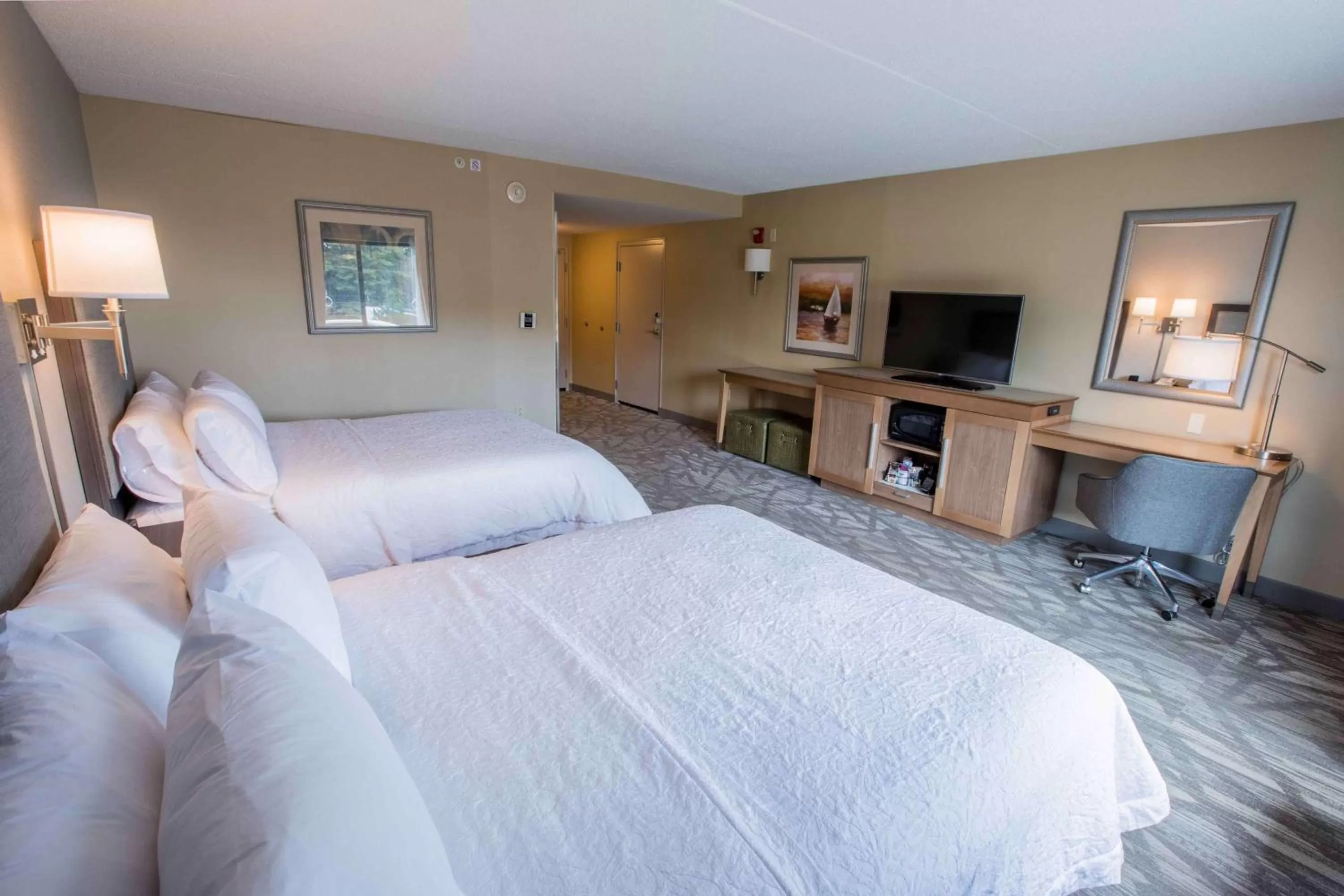 Bedroom, Bed in Hampton Inn & Suites Tilton