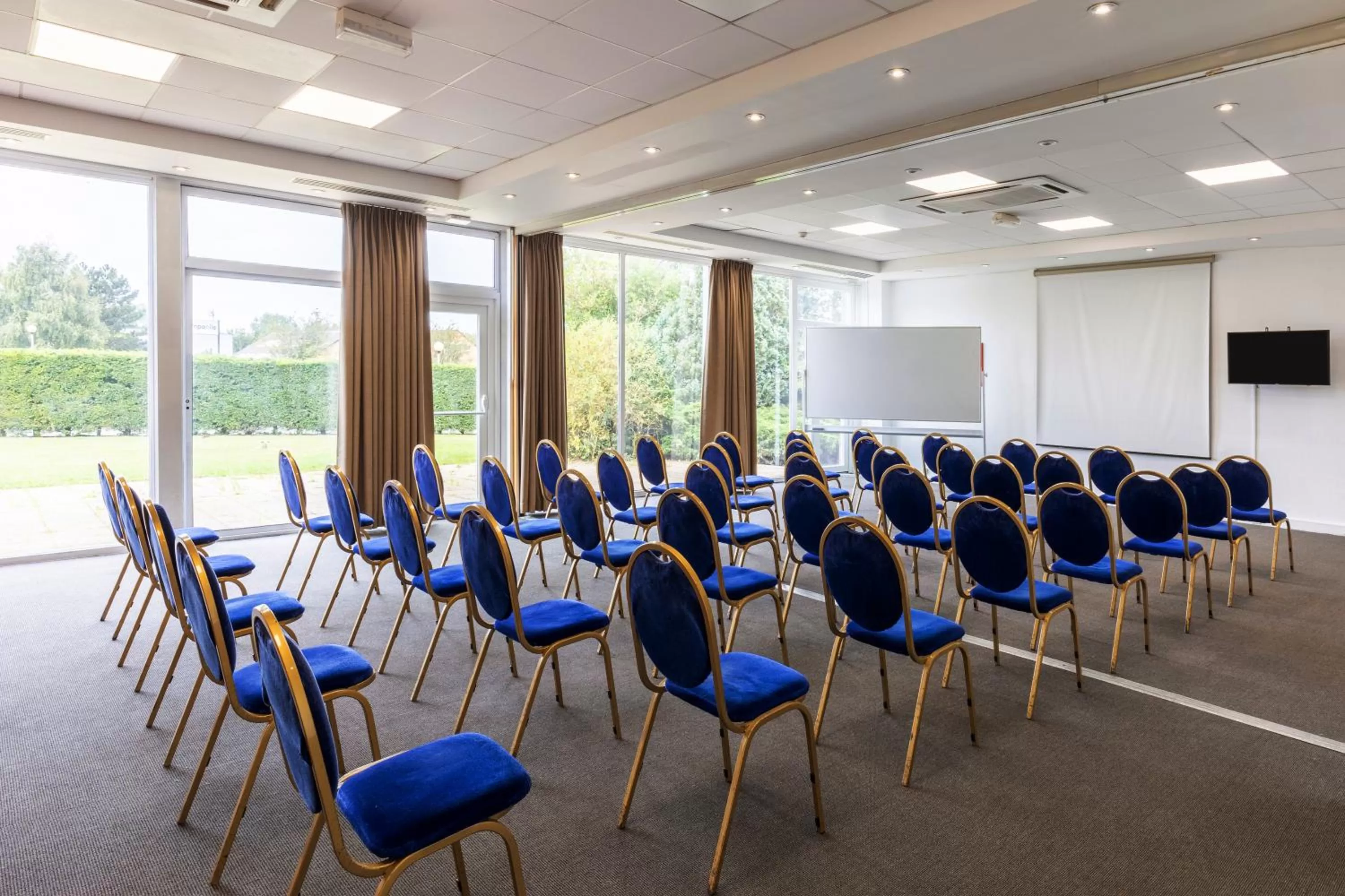 Property building in Best Western Hotel du Lac Dunkerque- Restaurant ouvert 7/7 midi et soir