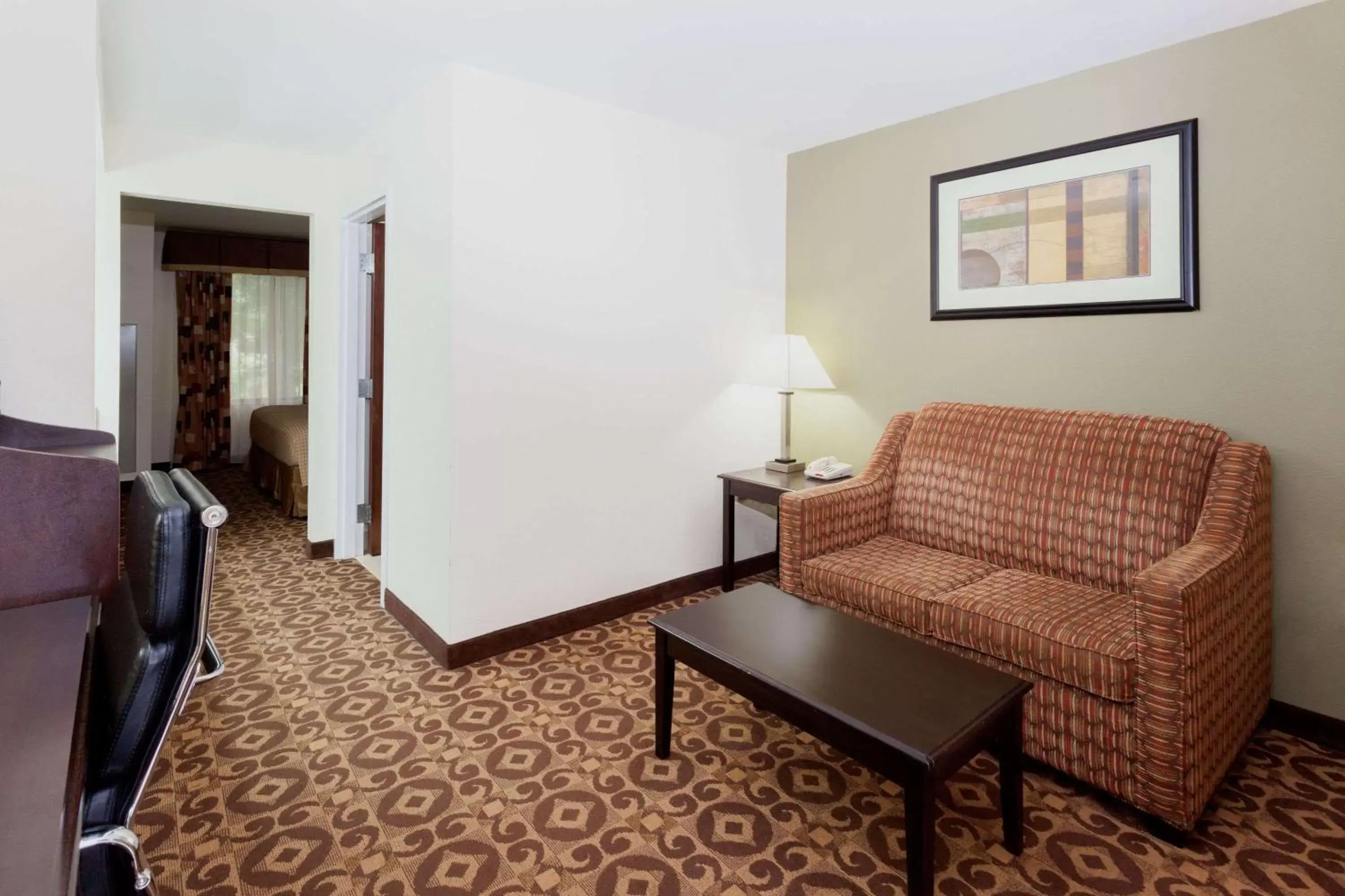 Photo of the whole room, Seating Area in Super 8 by Wyndham Decatur/Dntn/Atlanta Area