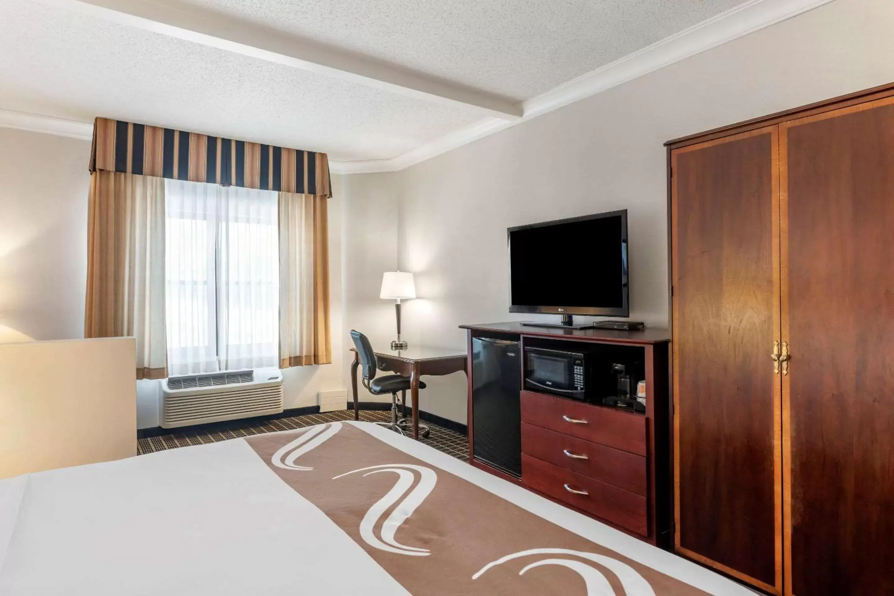 Photo of the whole room, TV/Entertainment Center in Quality Inn & Suites Garden of the Gulf