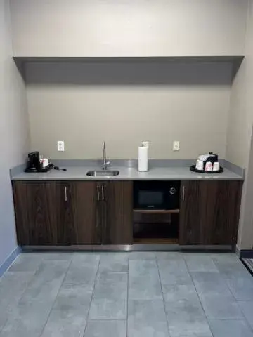 minibar, Kitchen/Kitchenette in Comfort Inn & Suites