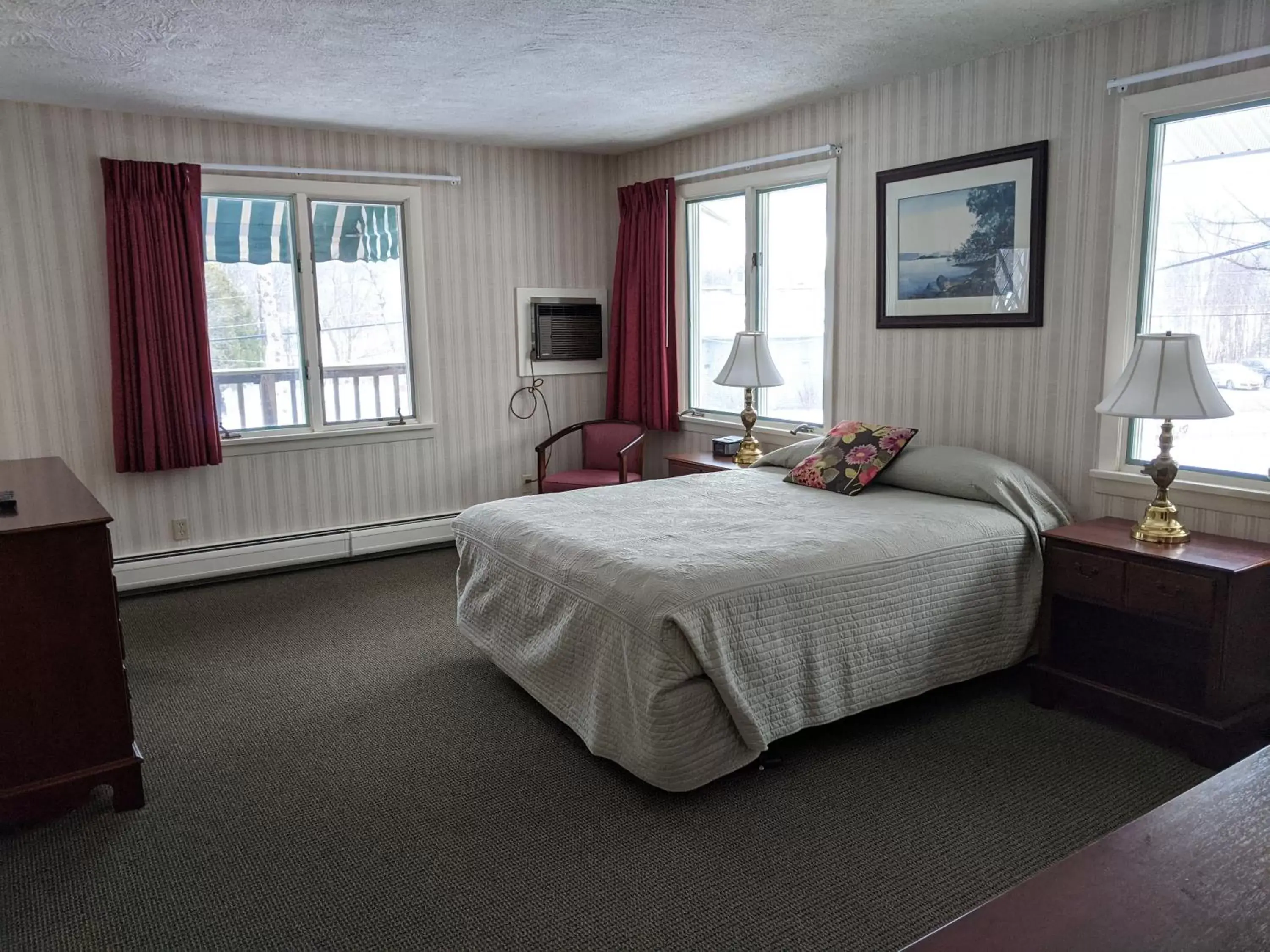 Bed in Stowe Motel & Snowdrift