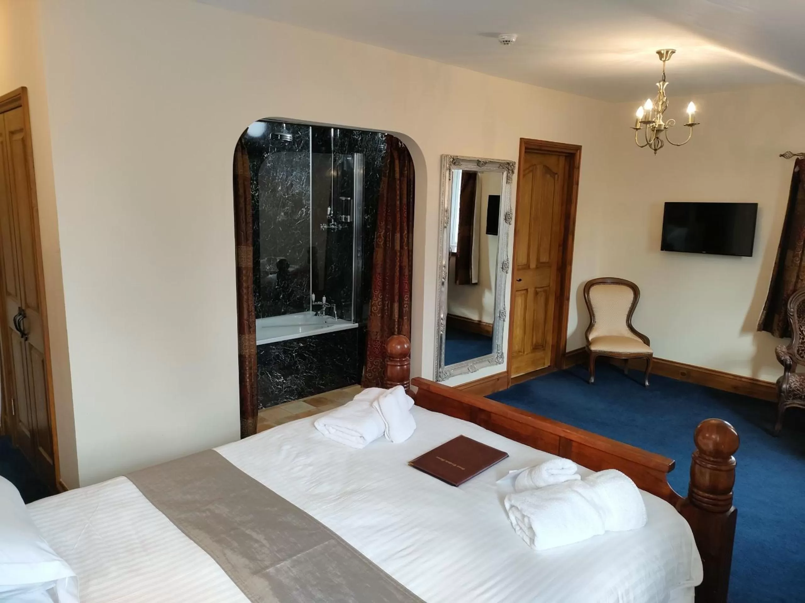 Bedroom, Bed in Great Trethew Hotel - Self Catering Lodges - Bar & Restaurant