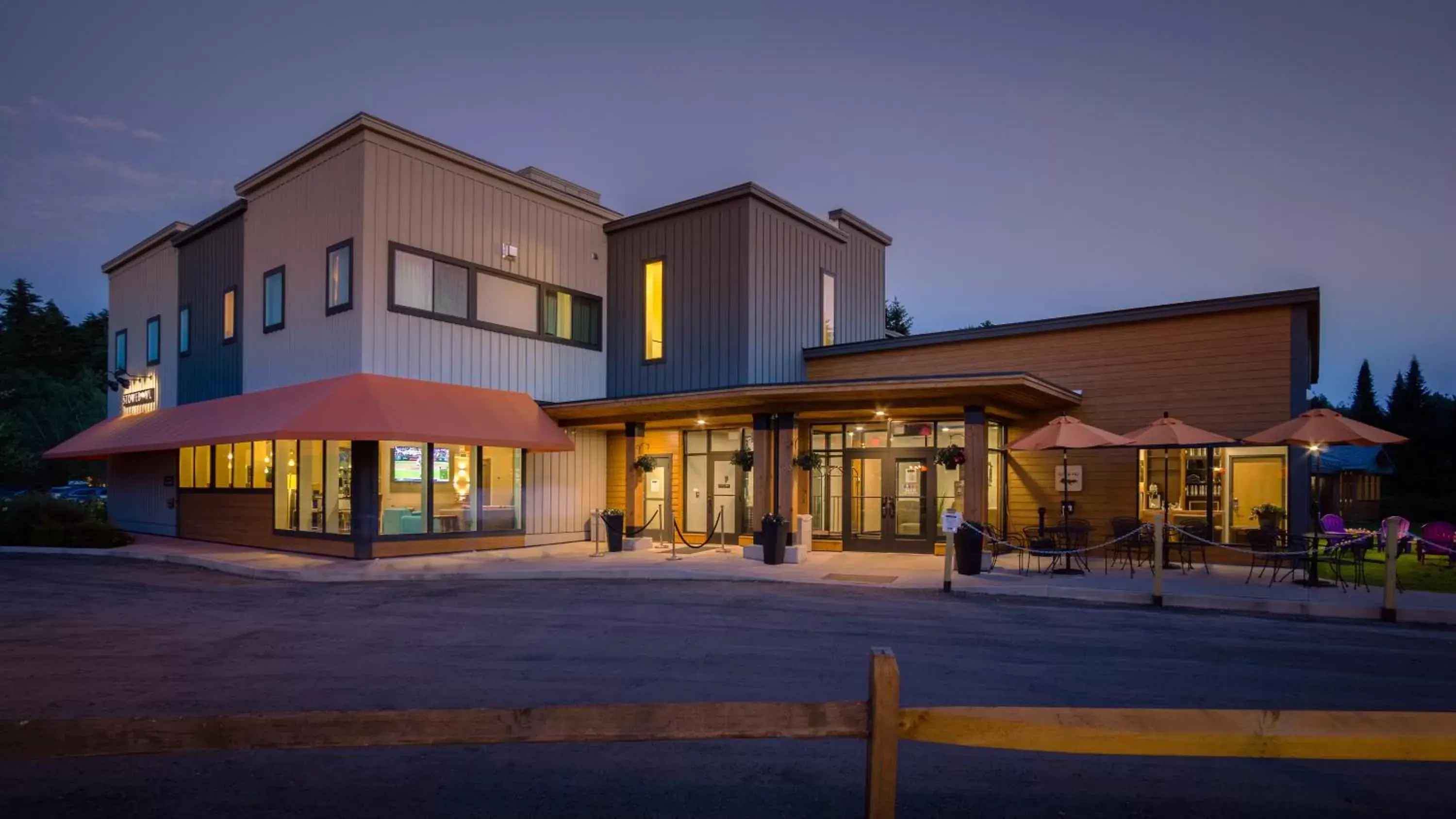 Facade/entrance, Property Building in Sun & Ski Inn and Suites