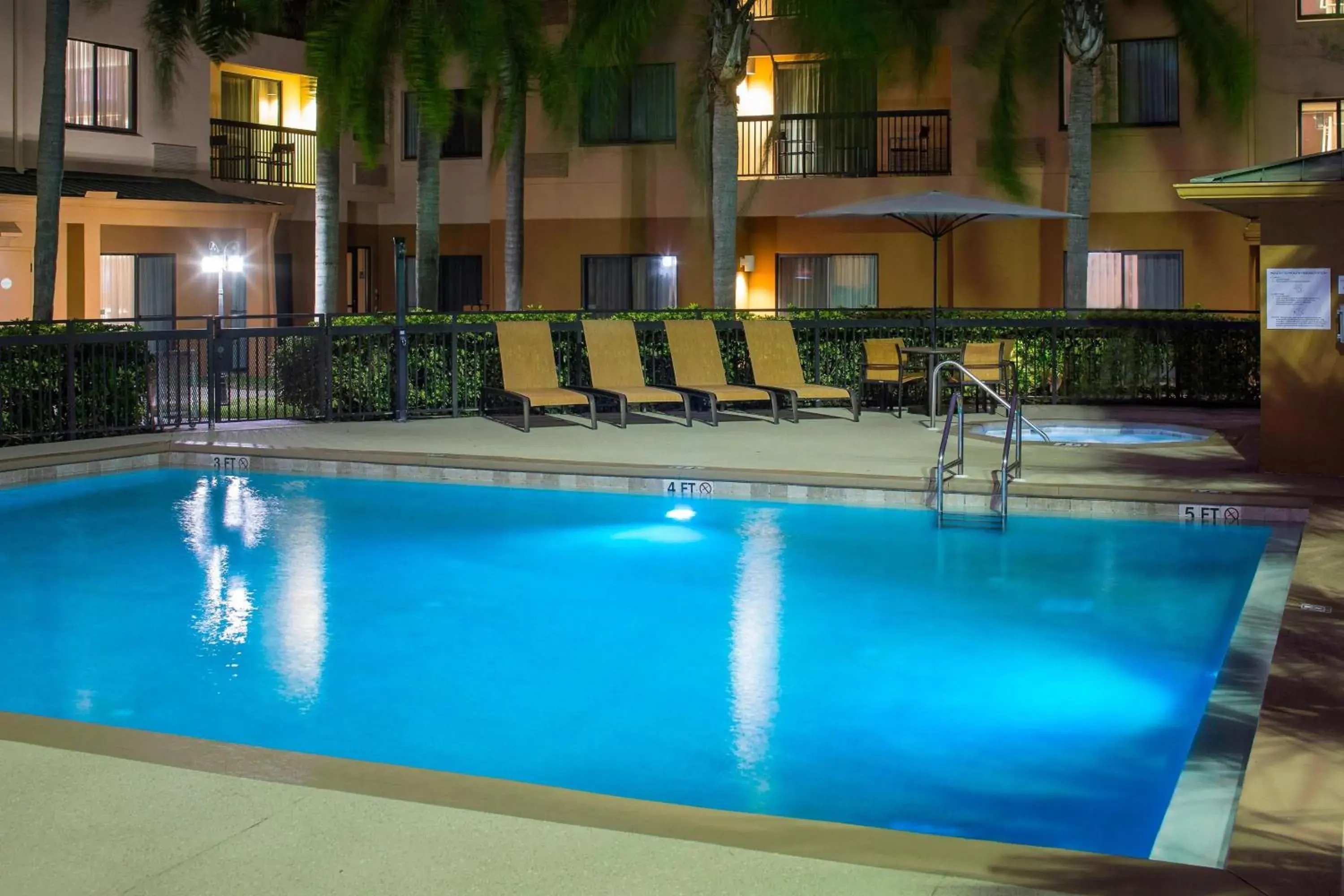 Swimming Pool in Courtyard by Marriott Daytona Beach Speedway/Airport