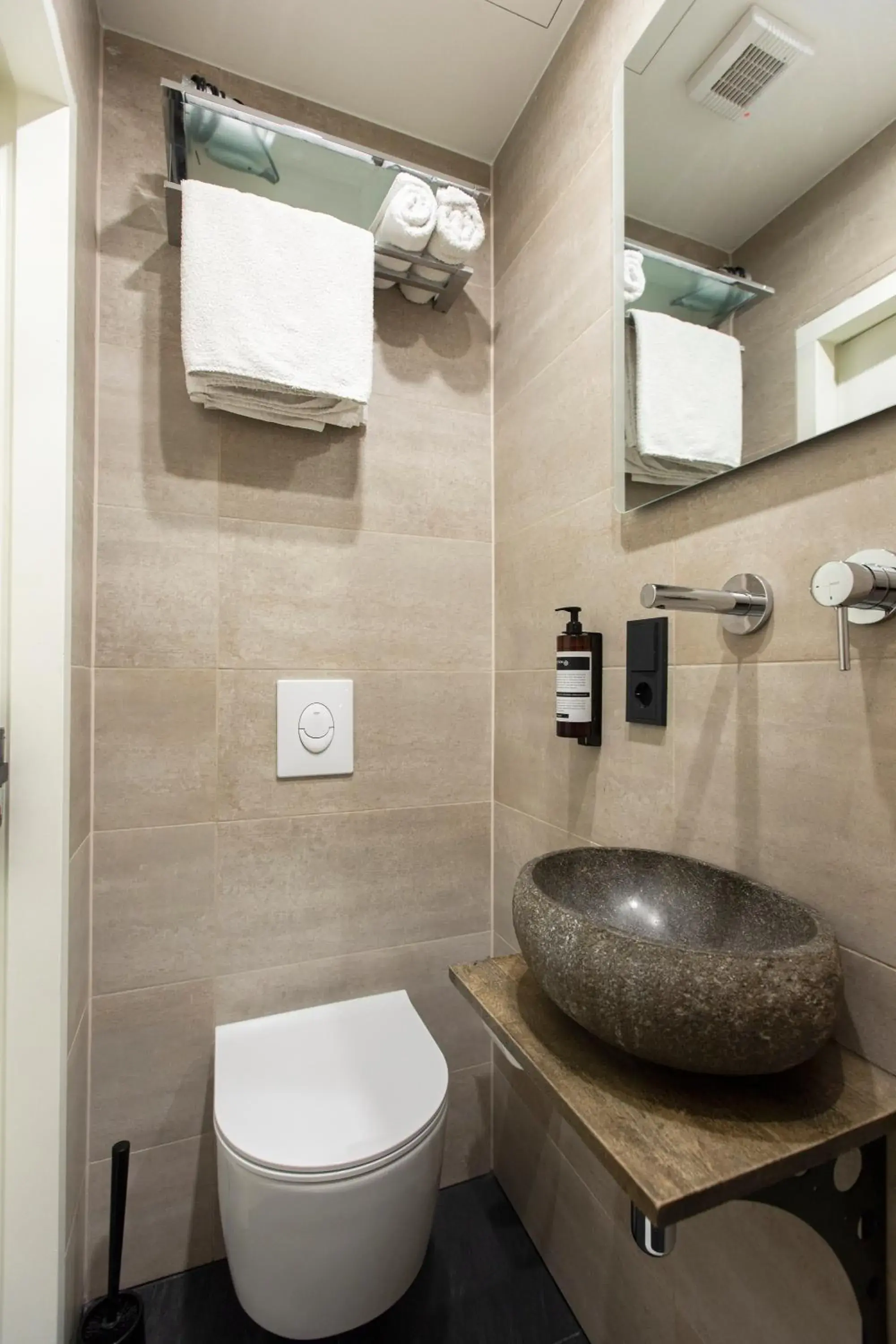 Toilet, Bathroom in Quentin Golden Bear Hotel