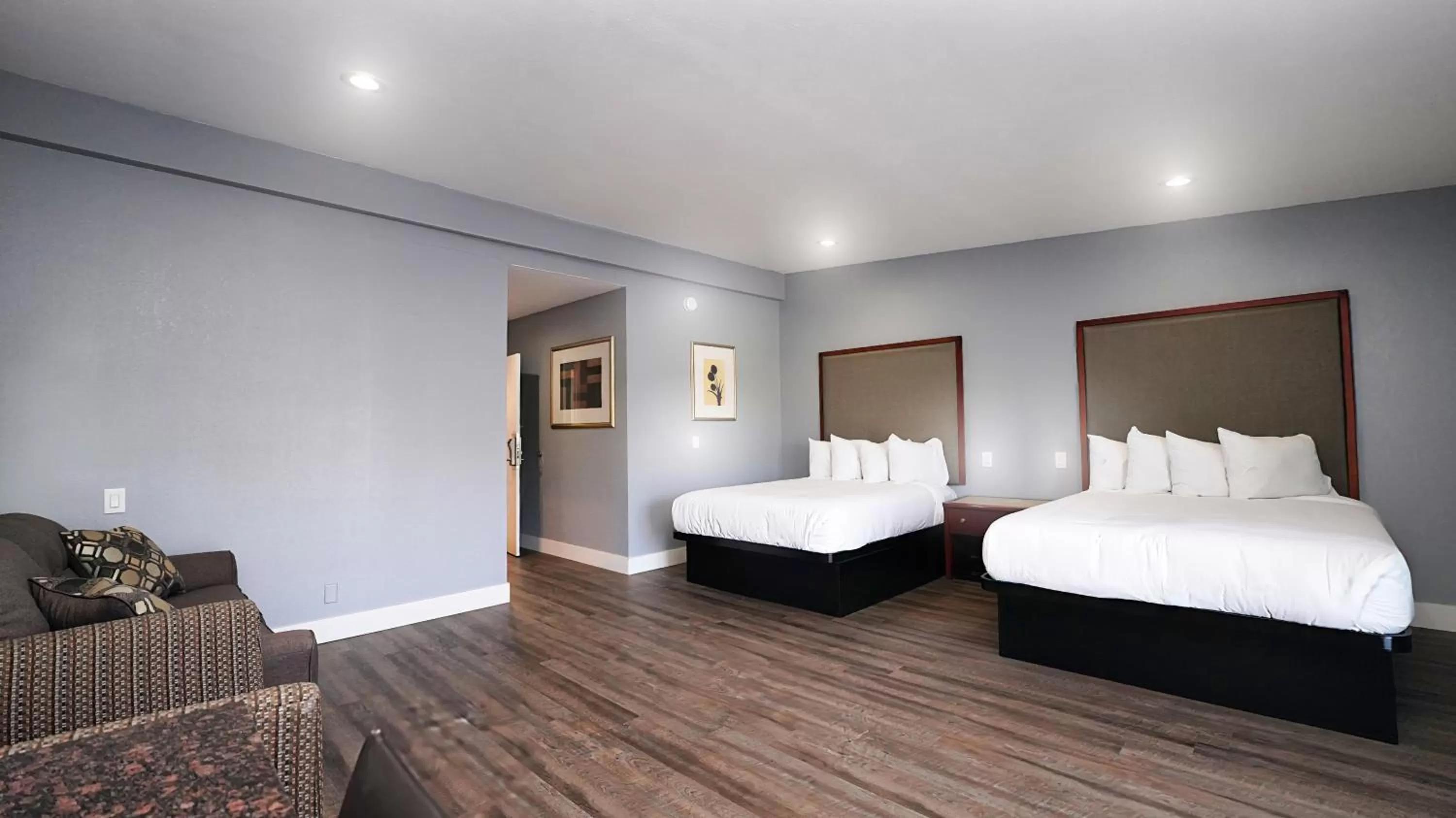 Photo of the whole room, Bed in SeaSide Inn & Suites