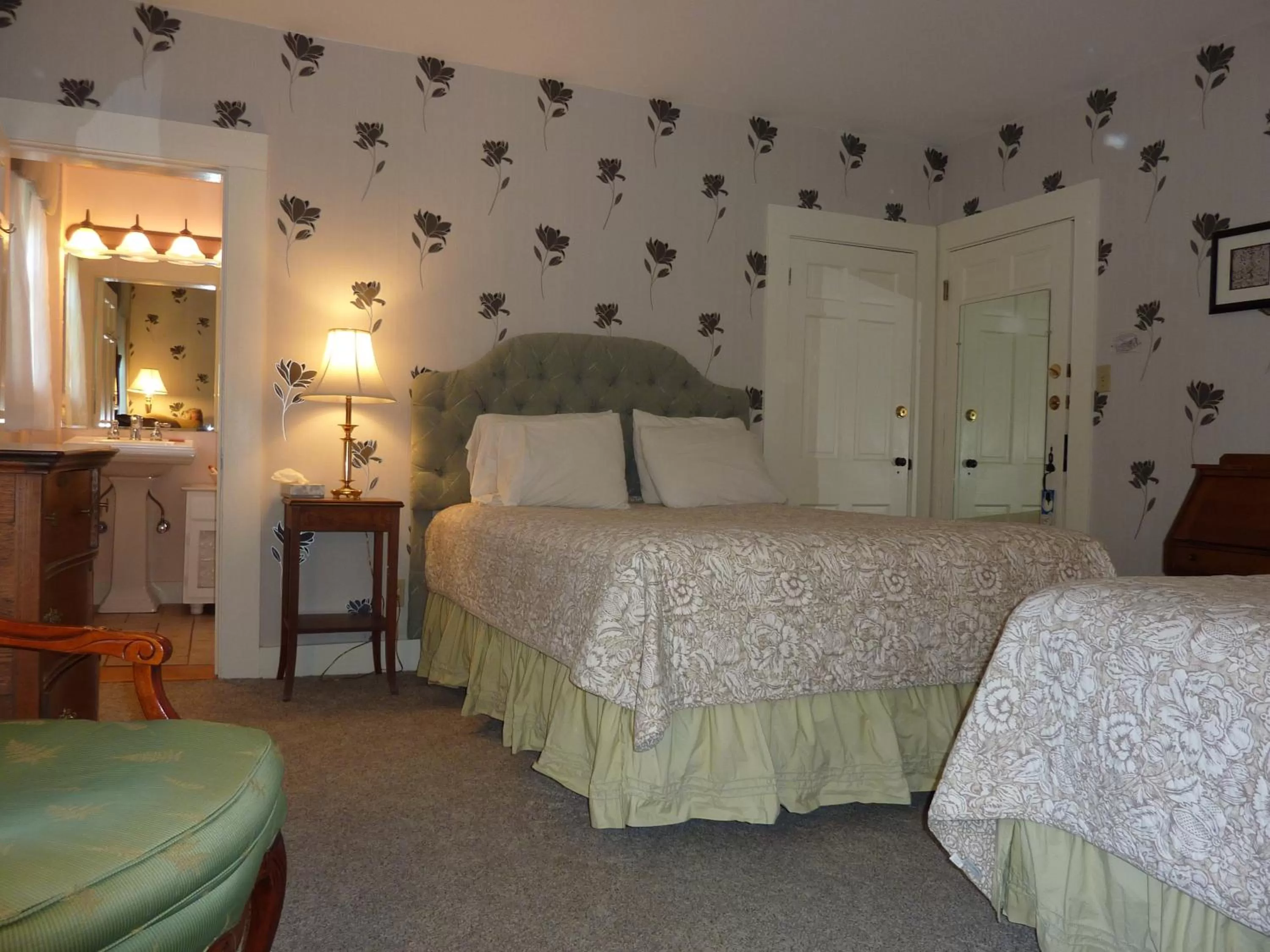 Bathroom, Bed in Franconia Inn