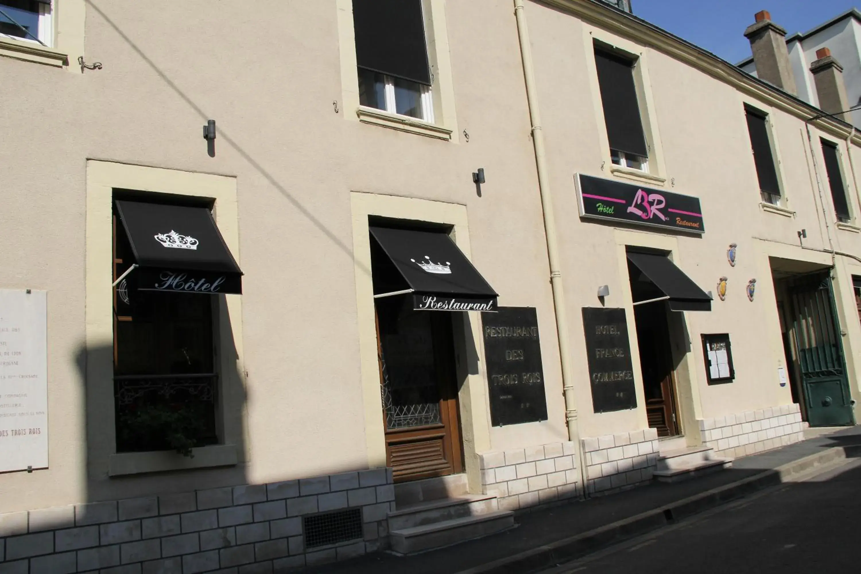Facade/entrance in Logis Hôtels Restaurant Les 3 Rois