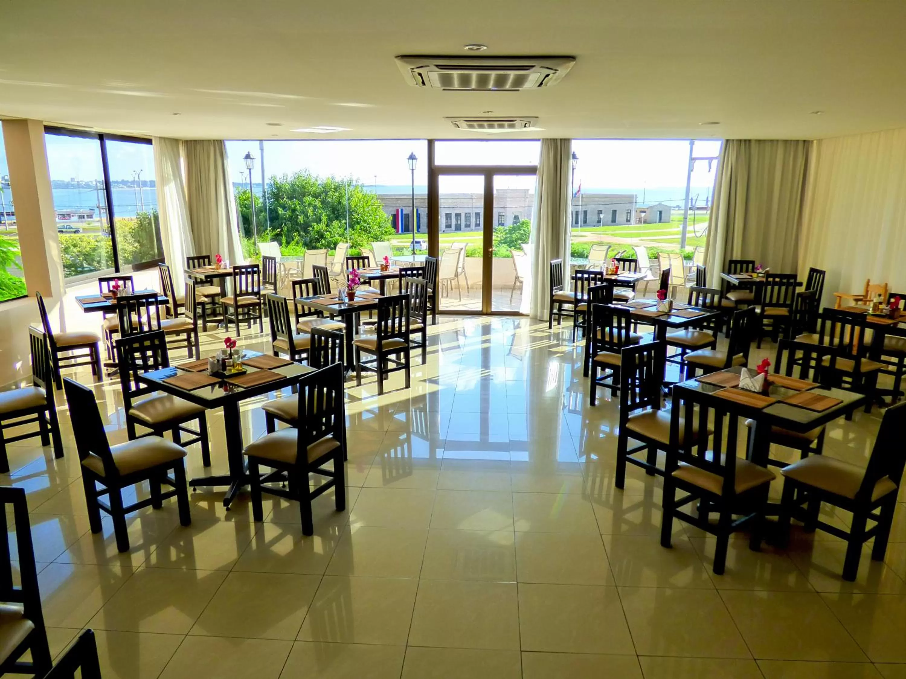 Restaurant/places to eat in De La Costa Hotel