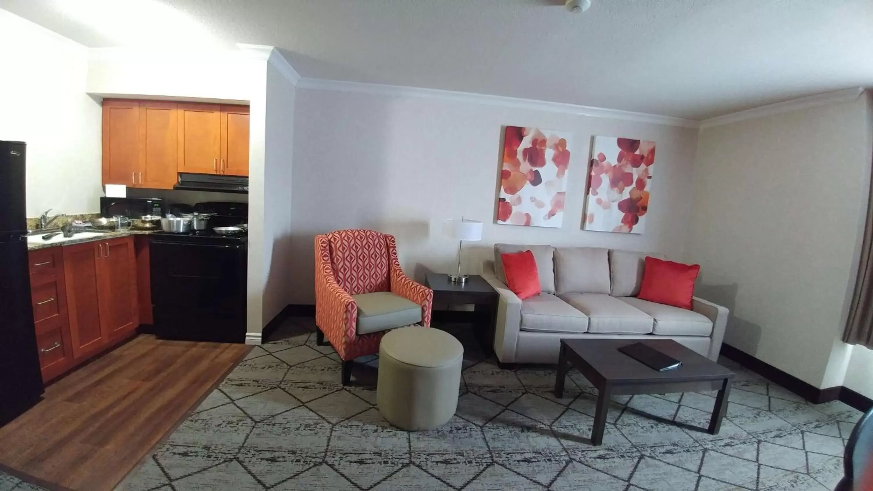 Photo of the whole room, Seating Area in Best Western Plus Rose City Suites