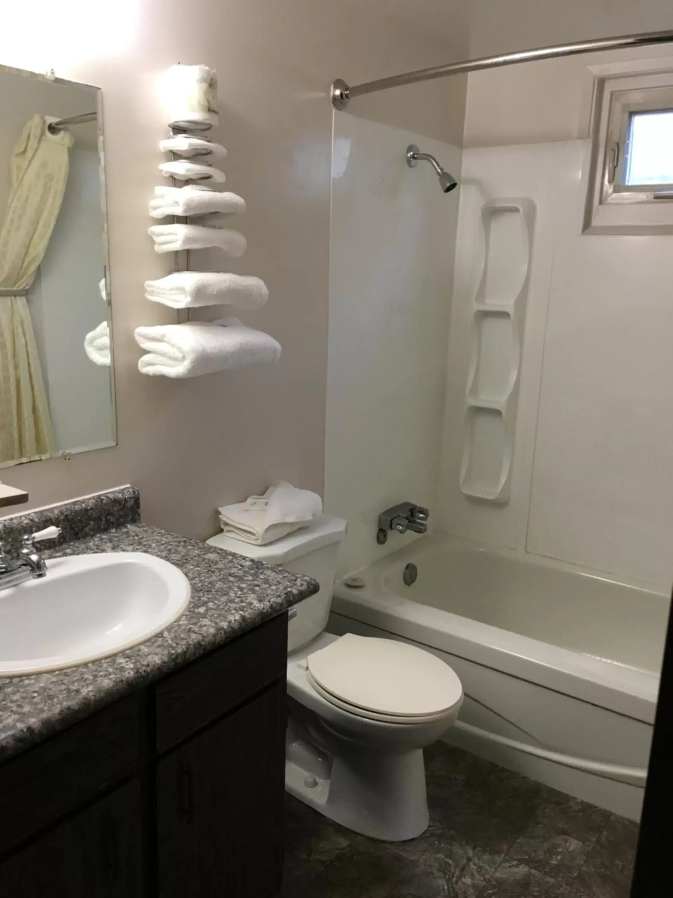 Bathroom in Fuller Lake Chemainus Motel