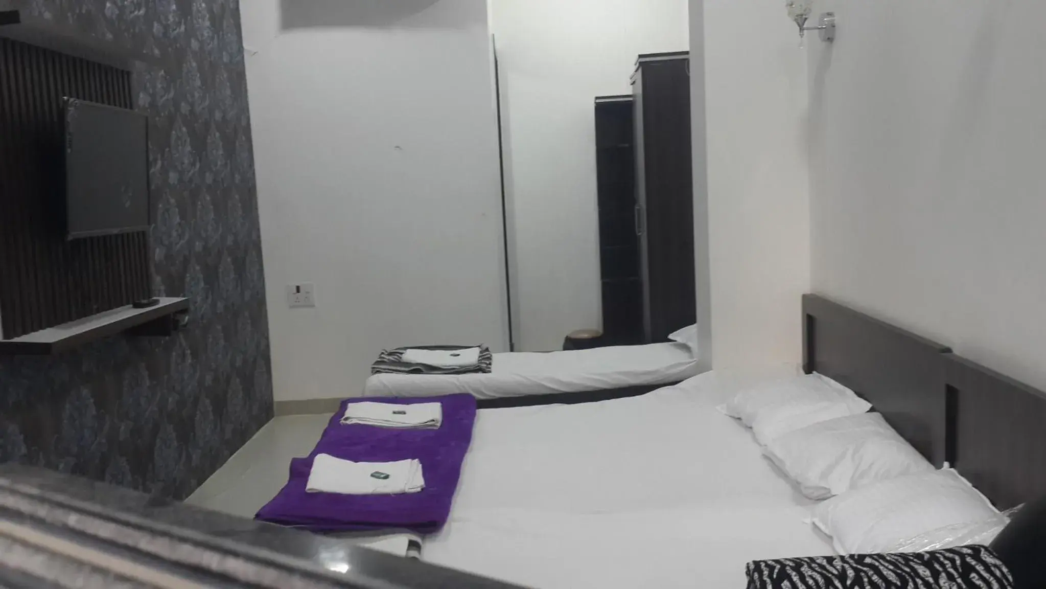 Family, Bed in Hotel Holiday Era Opposite Railway Station Family, Bed in Hotel Holiday Era Opposite Railway Station