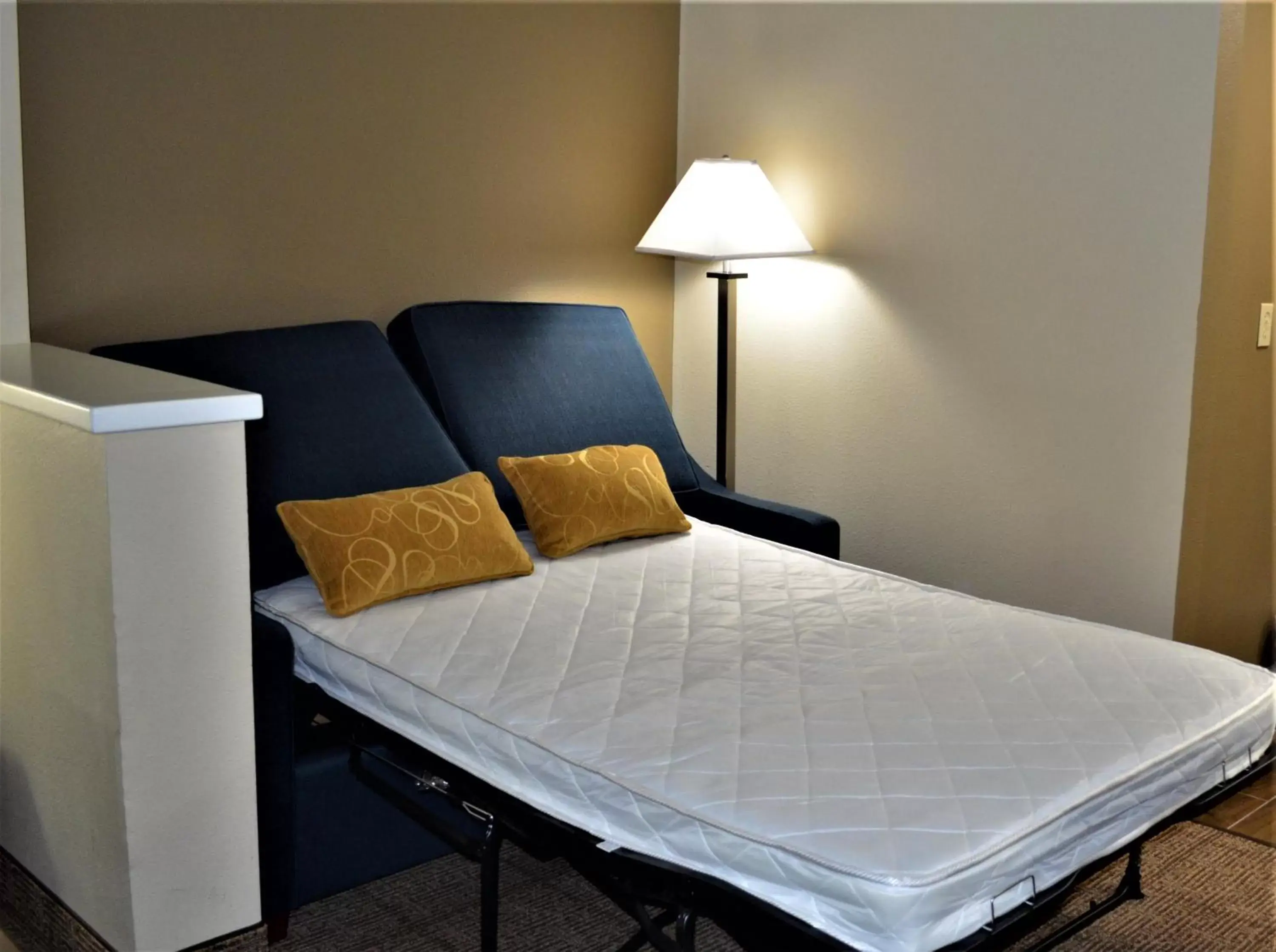 Guests, Bed in Comfort Suites Tulare
