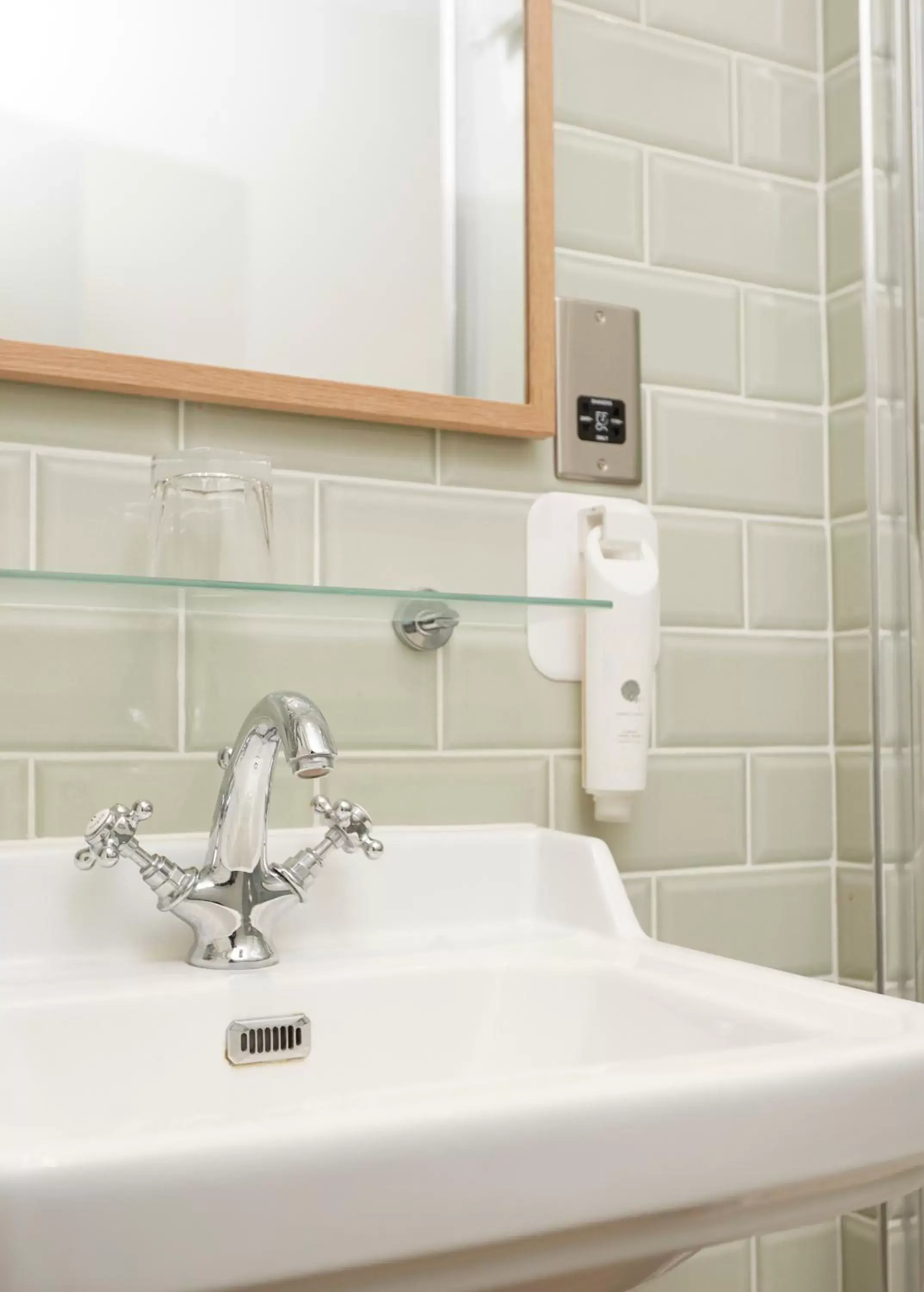 Bathroom in Sun Hotel by Greene King Inns