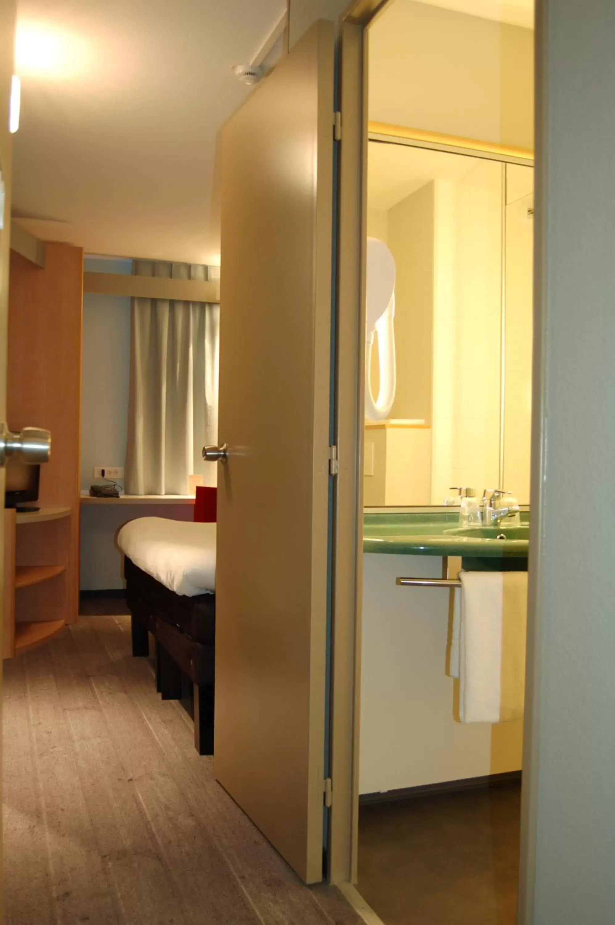 Photo of the whole room, Bed in Ibis Auray Photo of the whole room, Bed in Ibis Auray