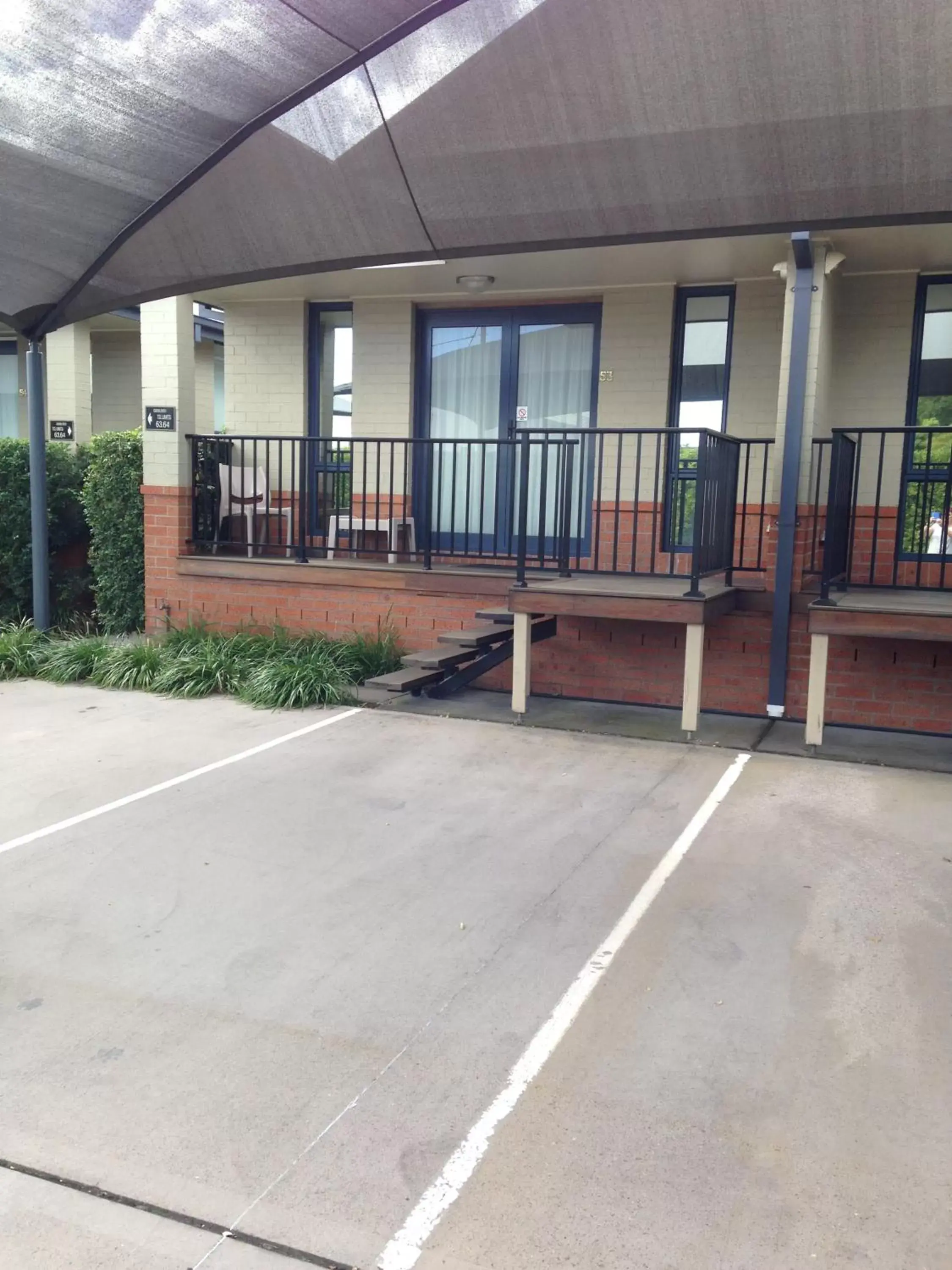 Facade/entrance in Francis Phillip Motor Inn and The Lodge