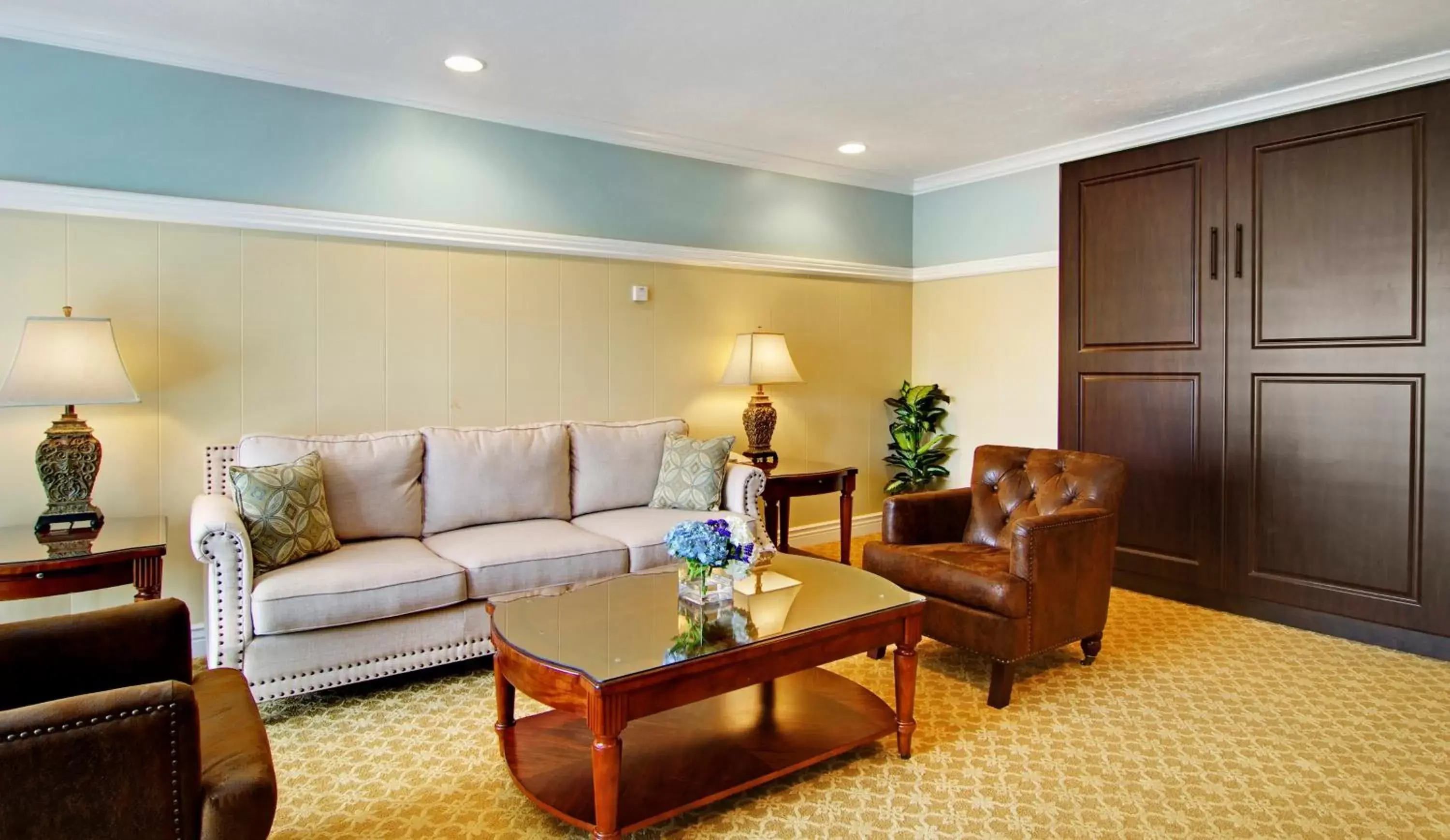 Living room, Seating Area in Wayside Inn