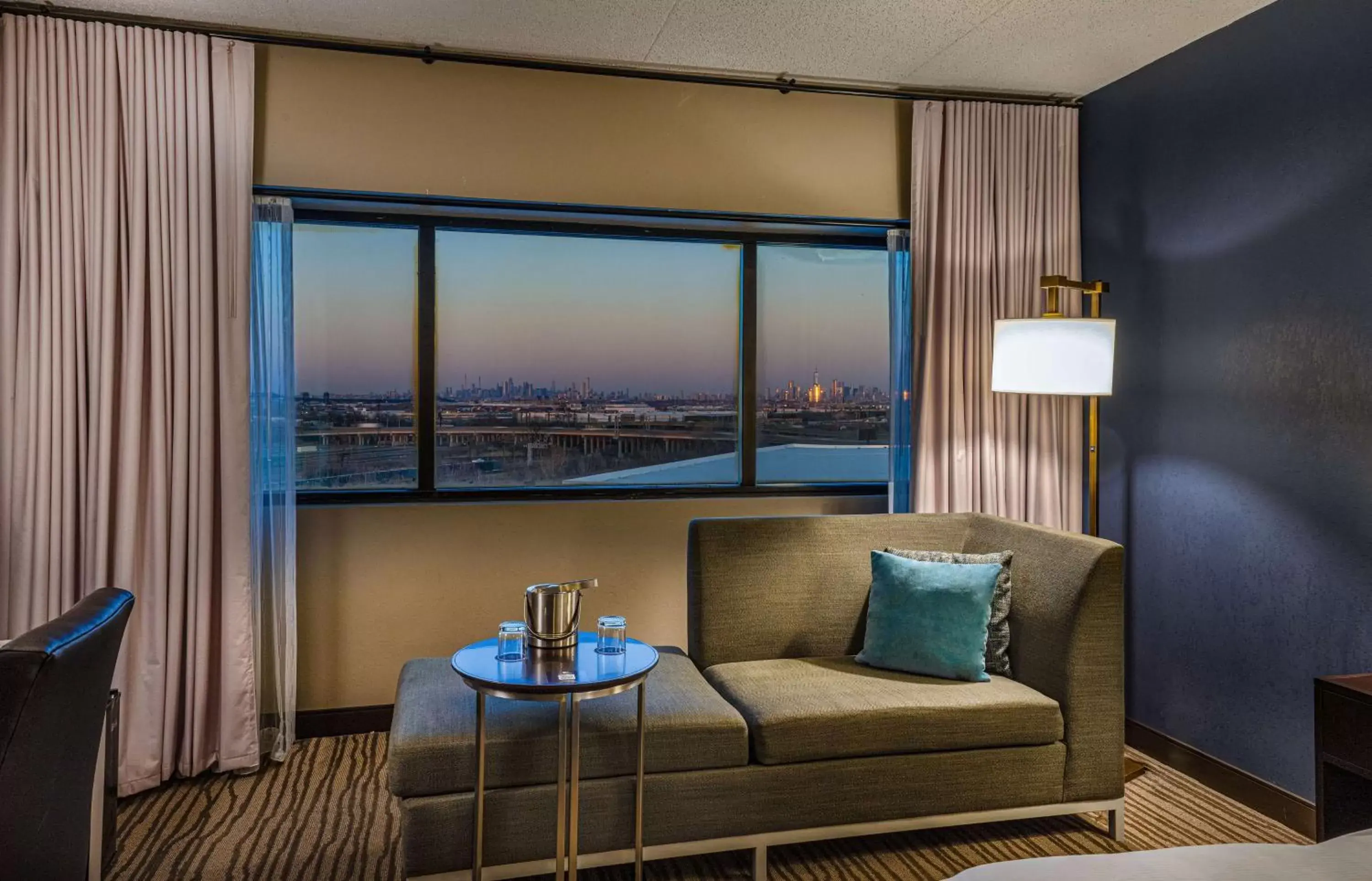 View (from property/room), Seating Area in DoubleTree by Hilton Hotel Newark Airport