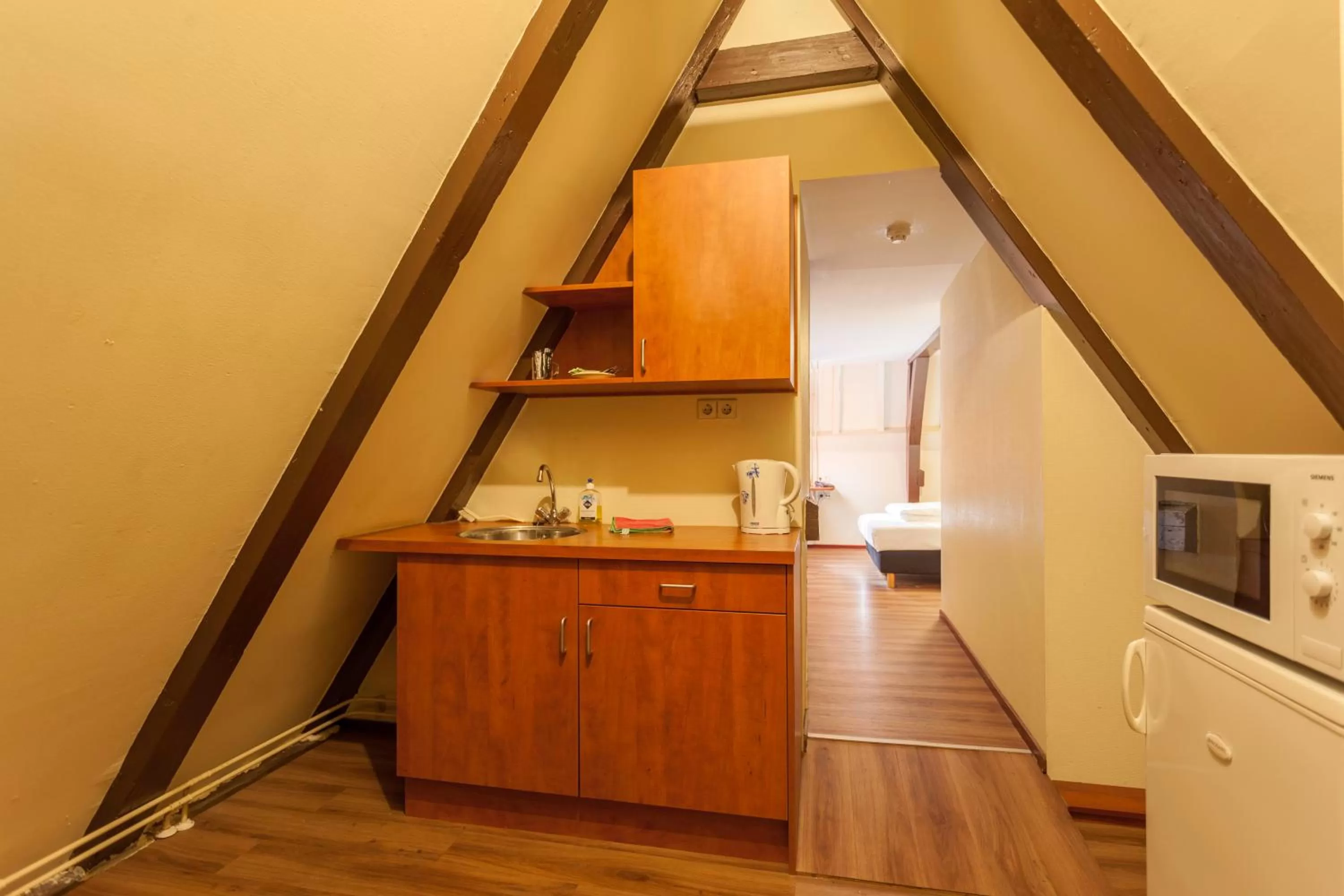 Kitchen or kitchenette in A-Train Hotel