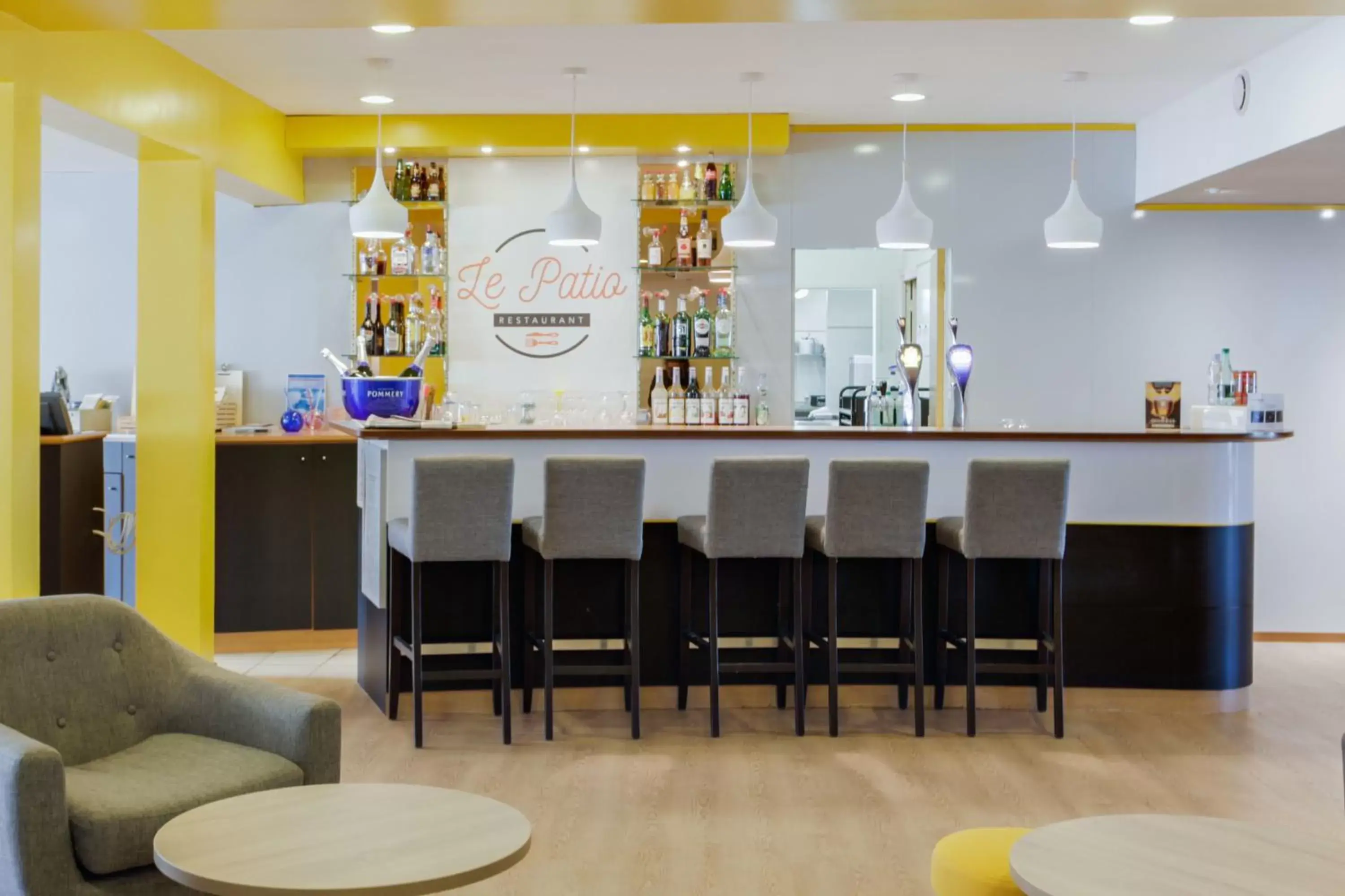 Lounge or bar, Lounge/Bar in ibis Montélimar Nord