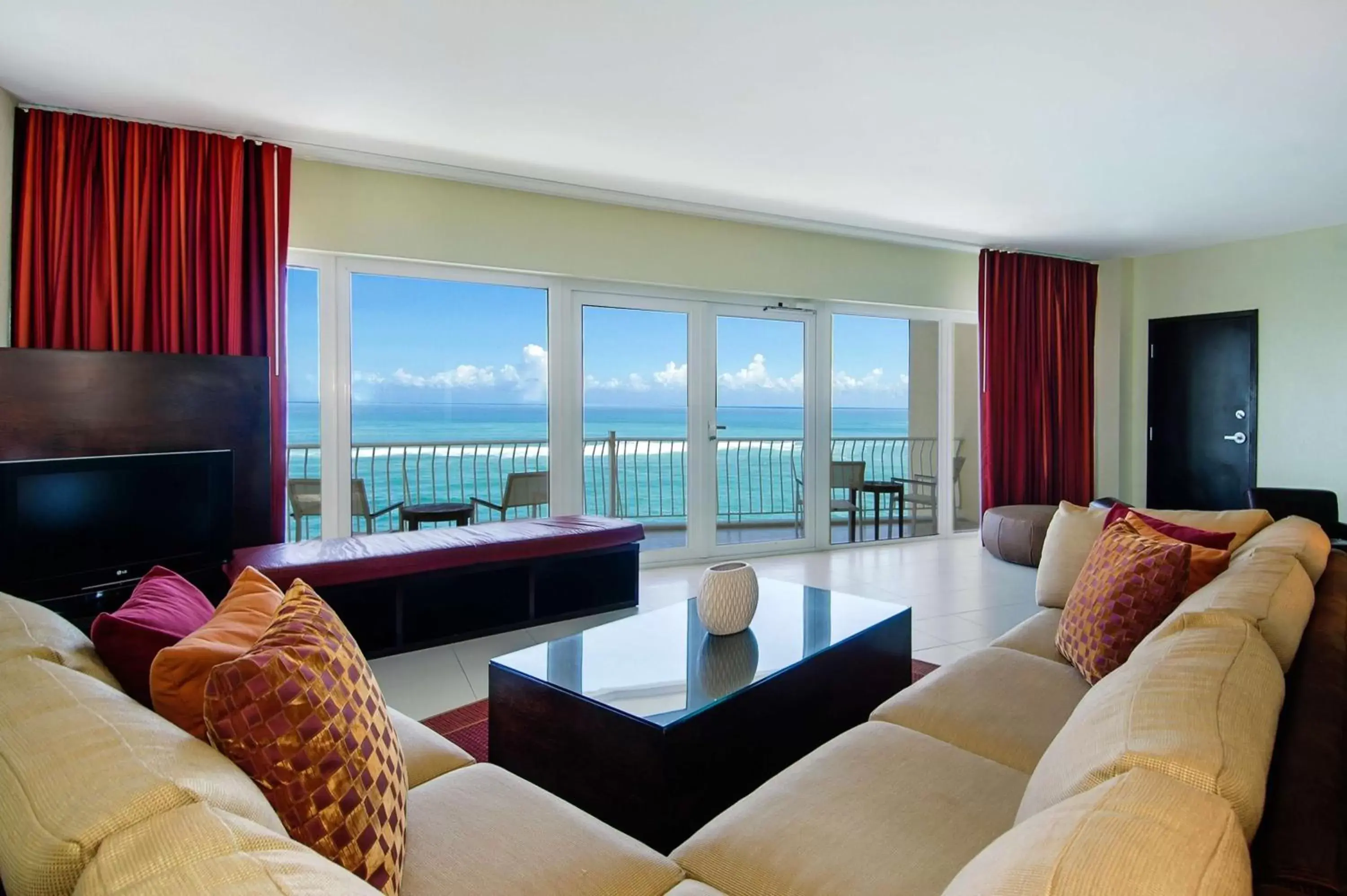 Bedroom, Seating Area in The Condado Plaza Hilton