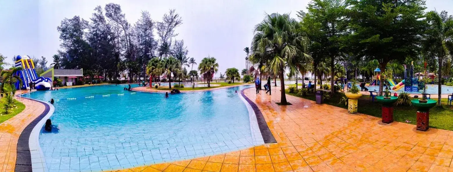 Swimming Pool in De Rhu Beach Resort