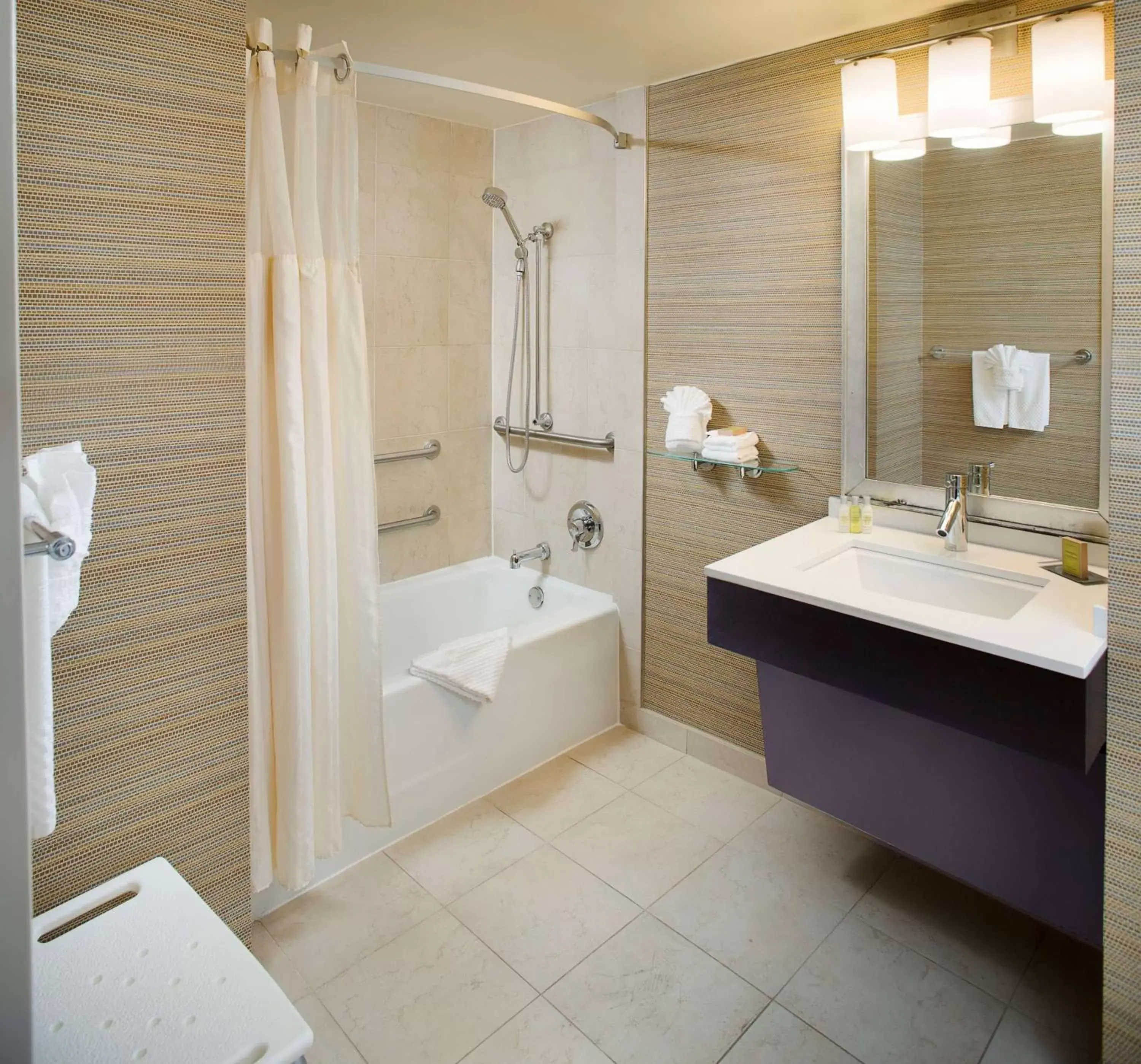 Bathroom in DoubleTree by Hilton Baltimore - BWI Airport