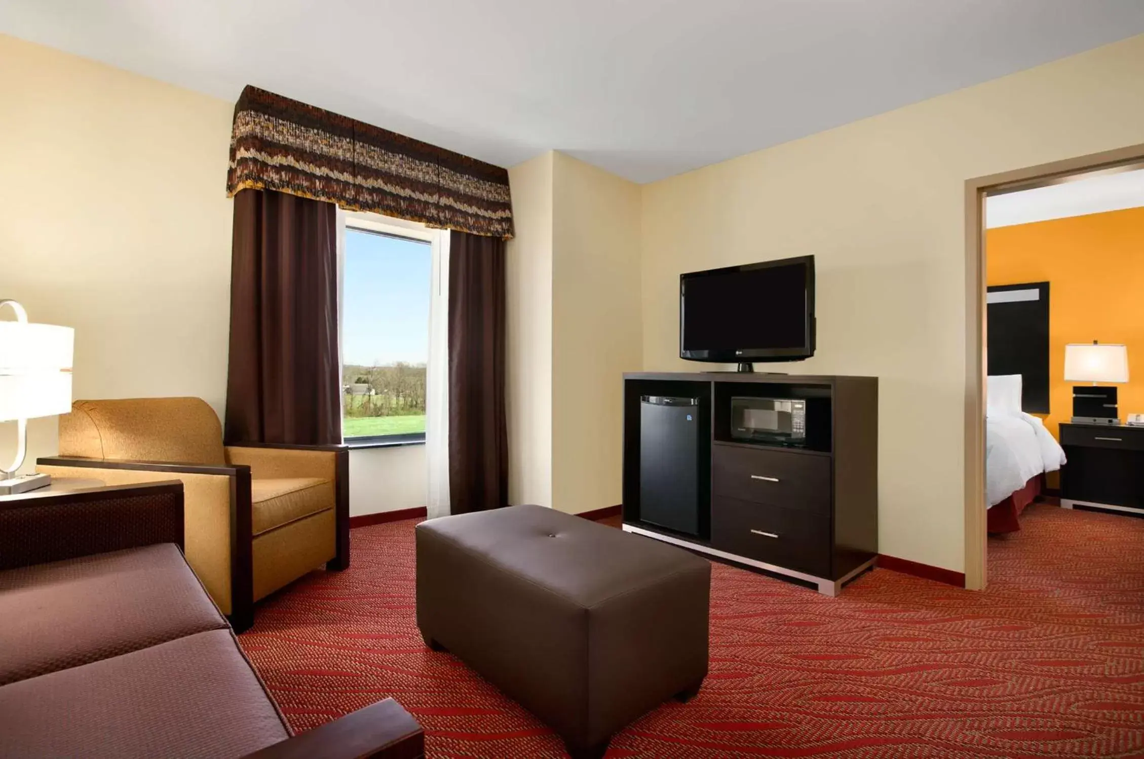 Living room, TV/Entertainment Center in Hampton Inn Limerick