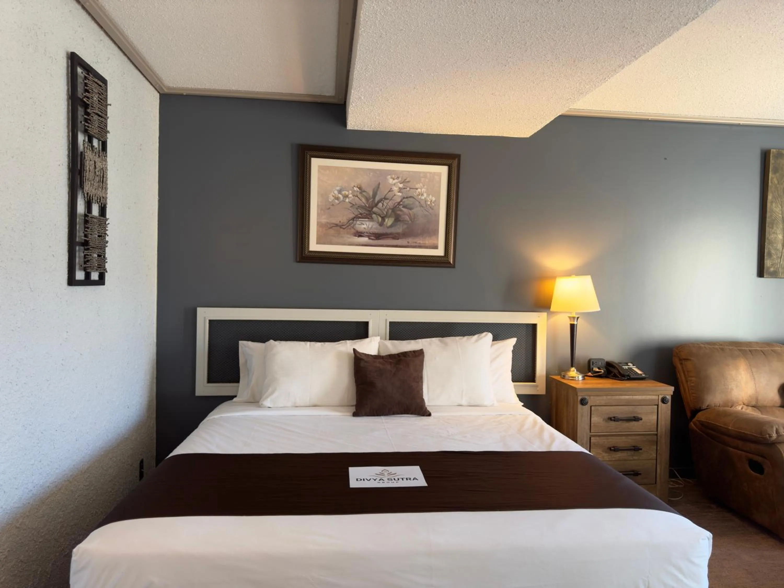 Bed in Divya Sutra Plaza and Conference Centre, Vernon, BC